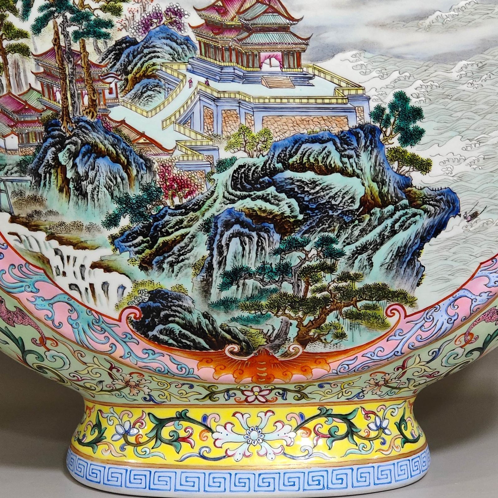 Qing Dynasty Qianlong green land blessing and longevity flat window landscape vase