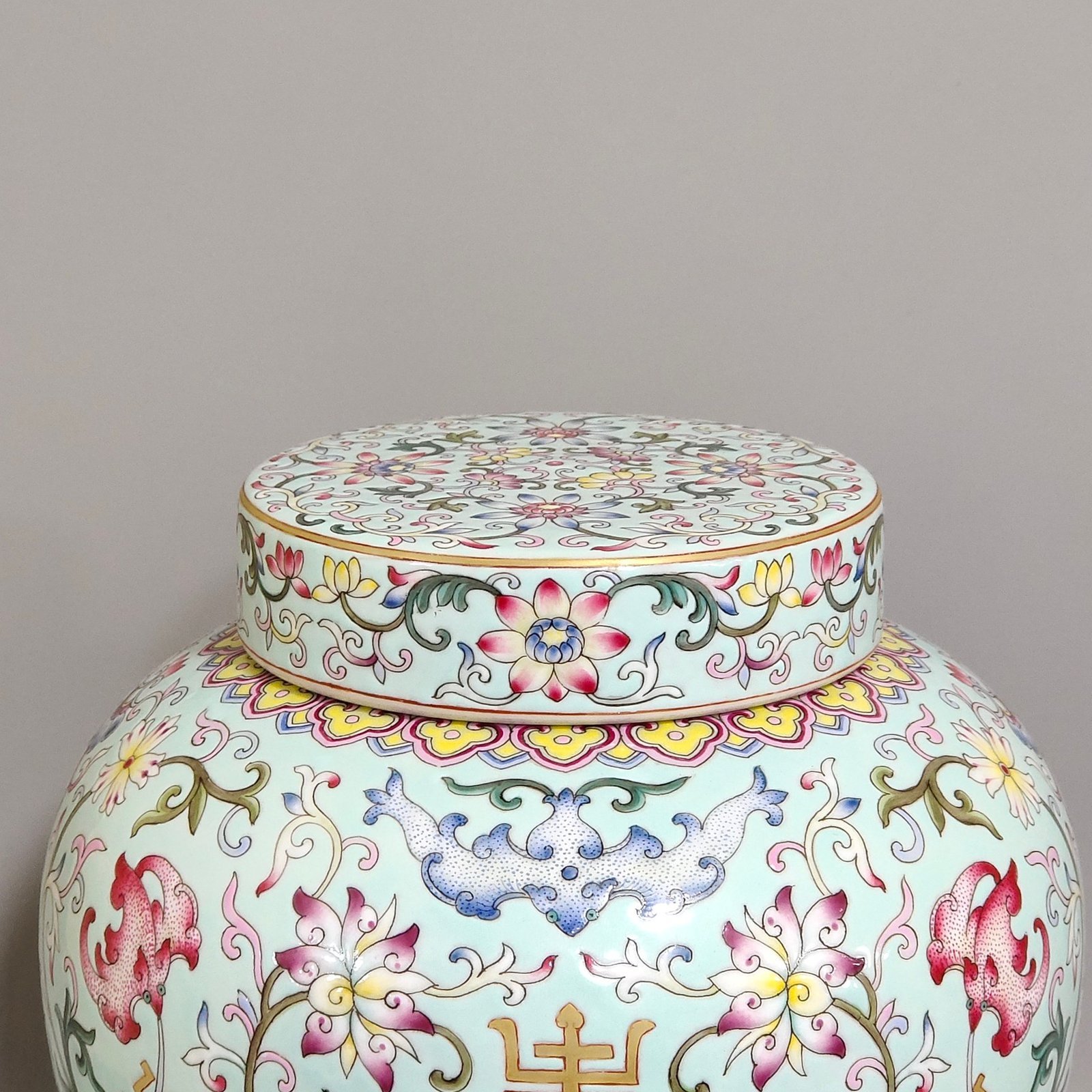 Qing Dynasty Qianlong Greenland Fushou Lianlian Tea Jar