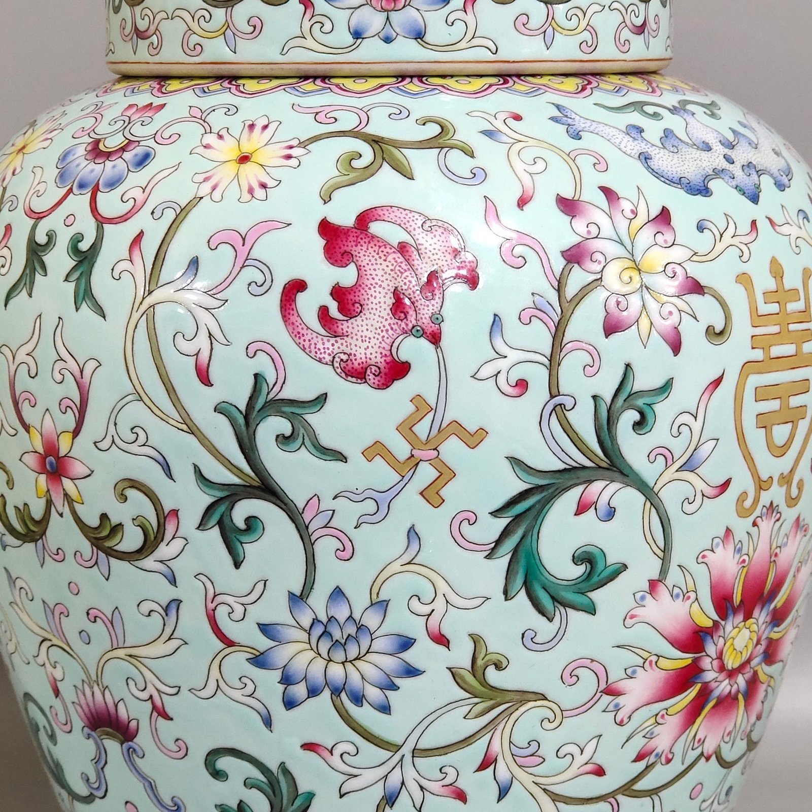 Qing Dynasty Qianlong Greenland Fushou Lianlian Tea Jar