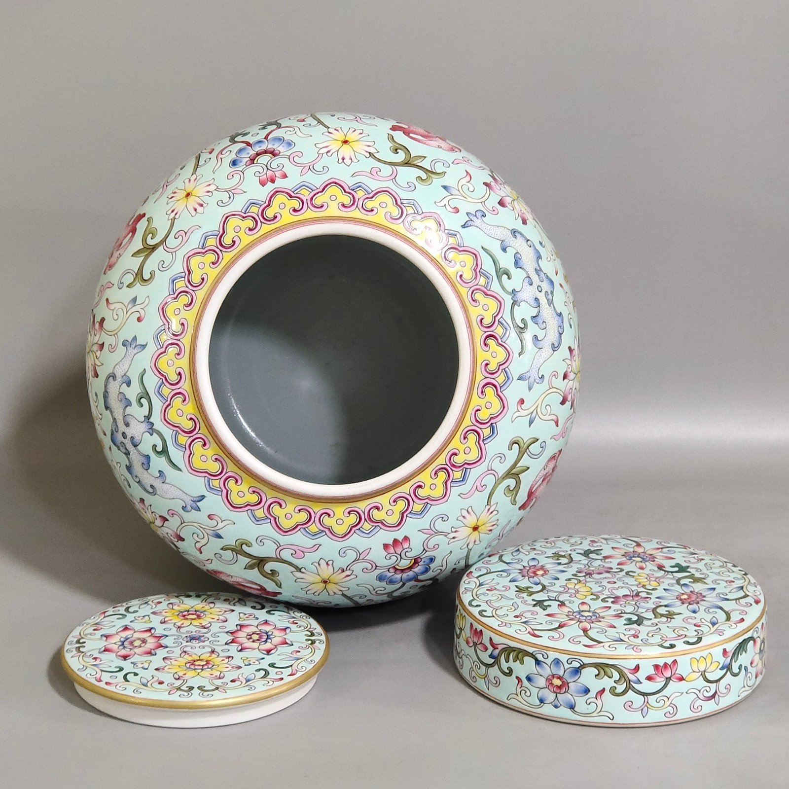 Qing Dynasty Qianlong Greenland Fushou Lianlian Tea Jar