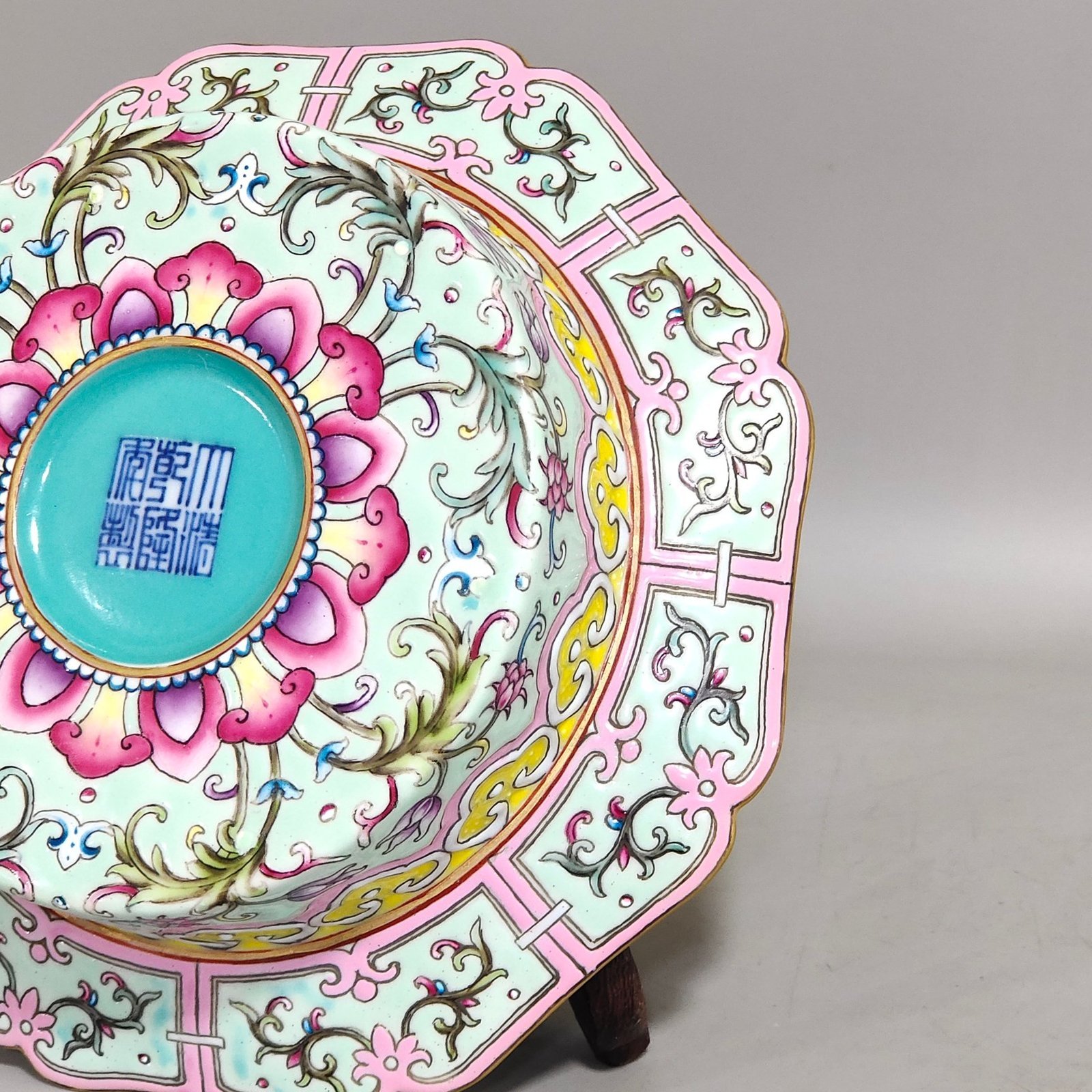 Qing Dynasty Qianlong Greenland Fushou Lianlian Aromatherapy