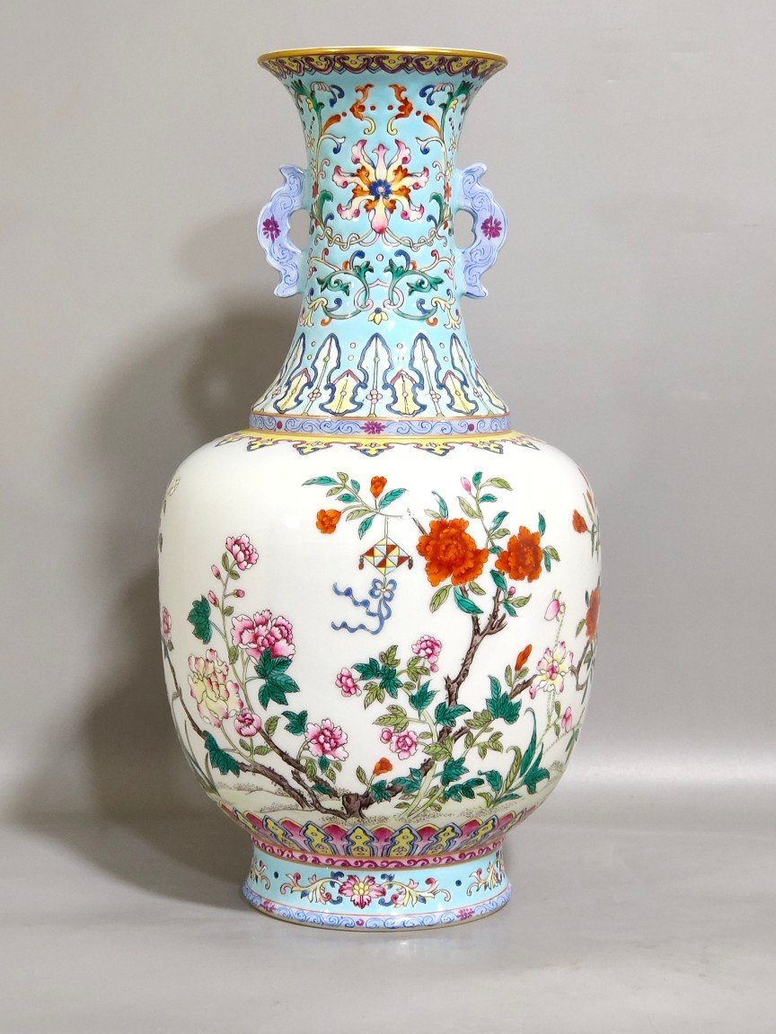 Qing Dynasty Qianlong A green flower amphora