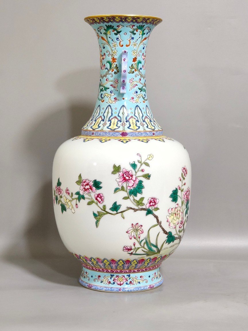 Qing Dynasty Qianlong A green flower amphora