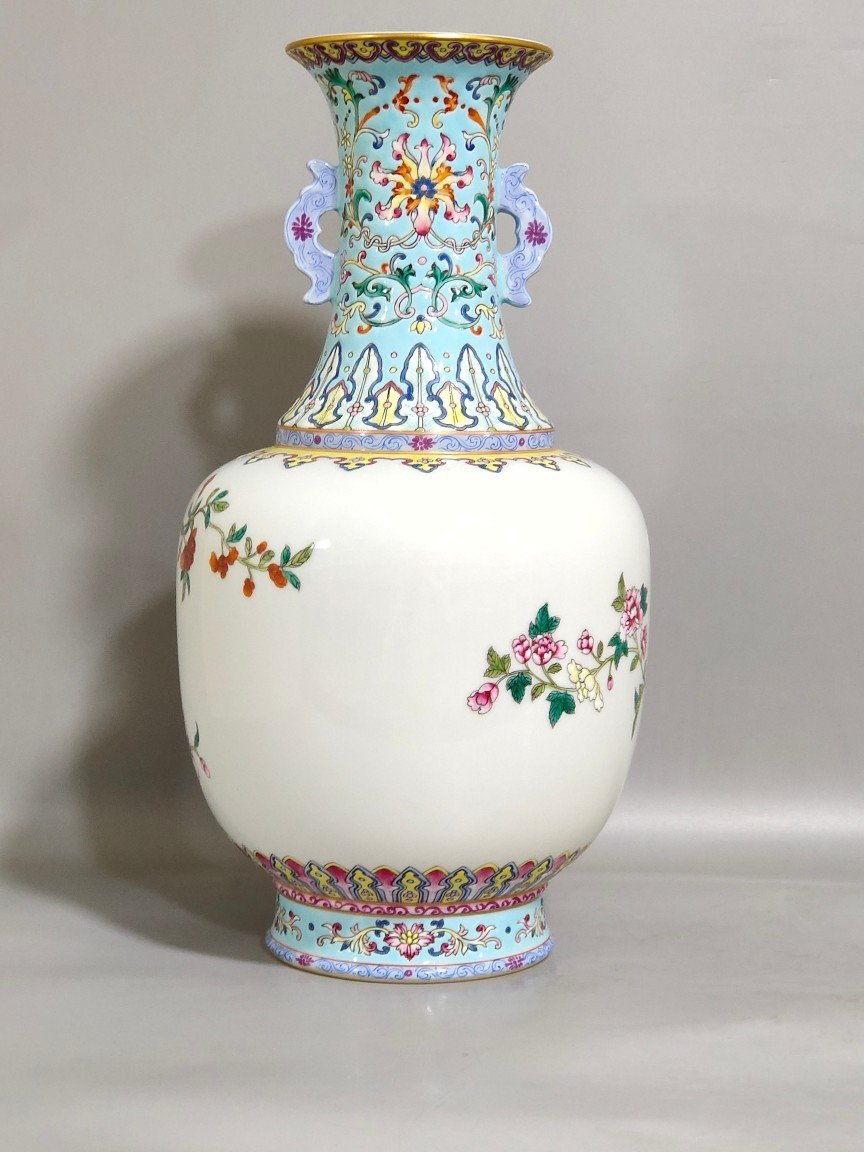 Qing Dynasty Qianlong A green flower amphora
