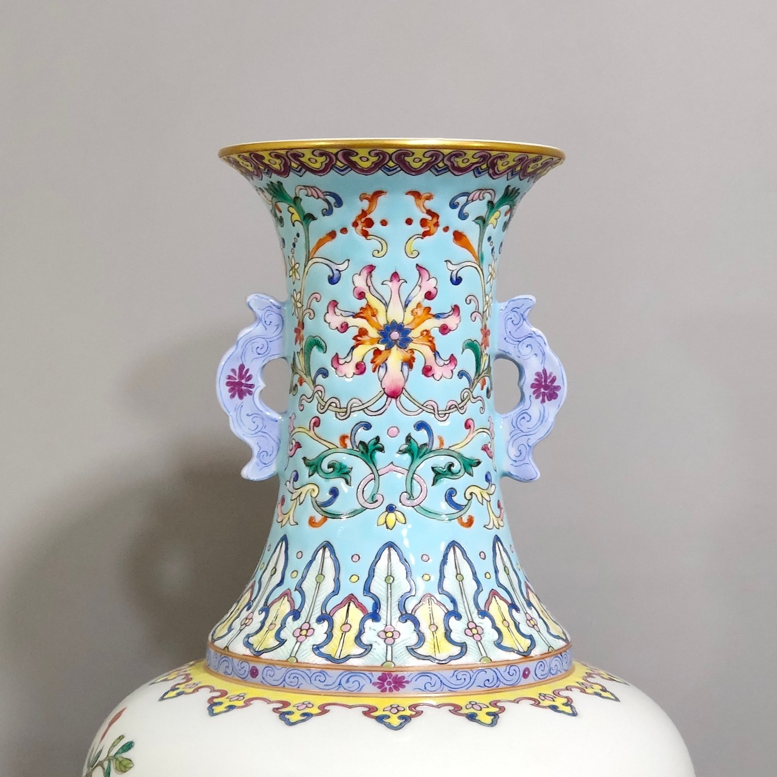 Qing Dynasty Qianlong A green flower amphora