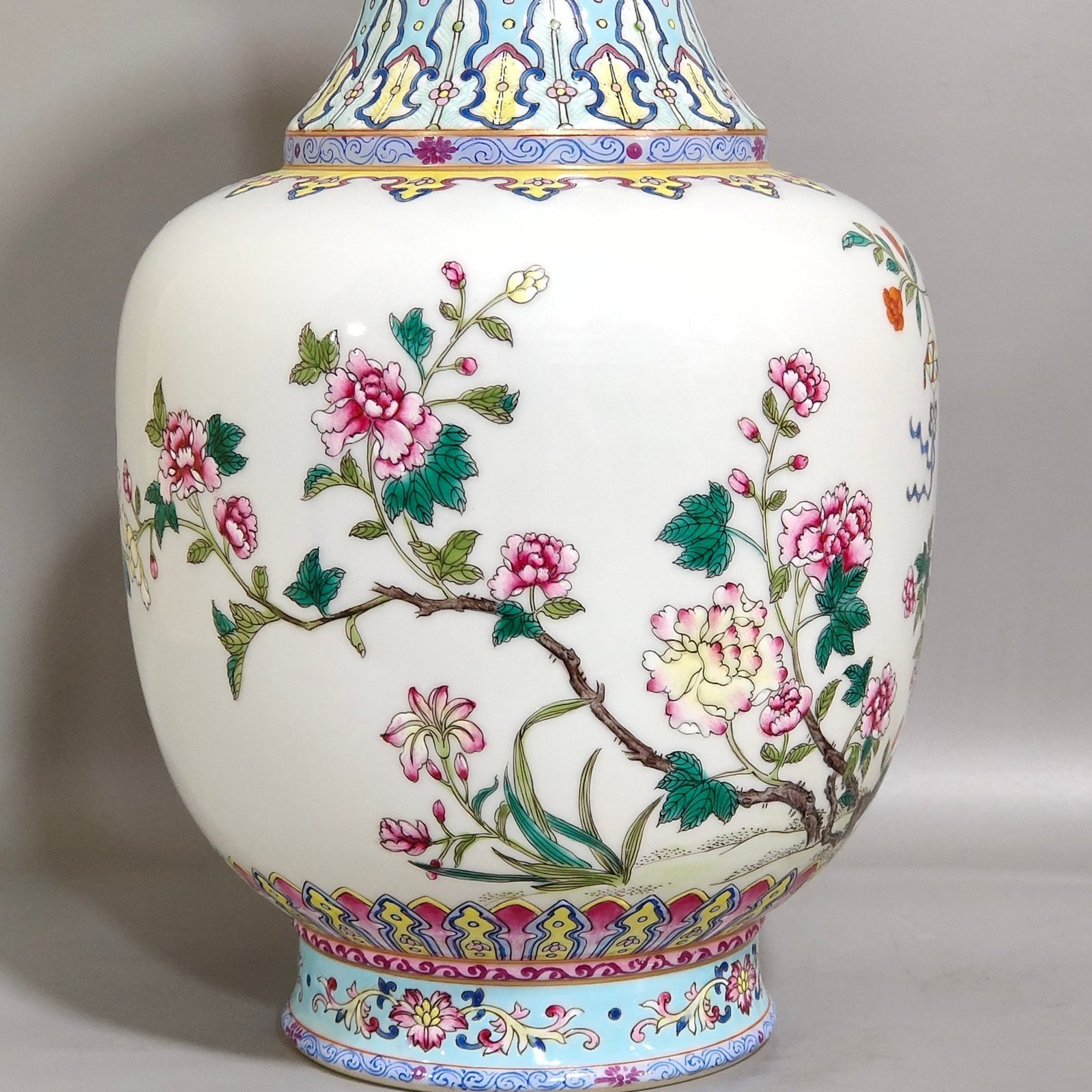 Qing Dynasty Qianlong A green flower amphora