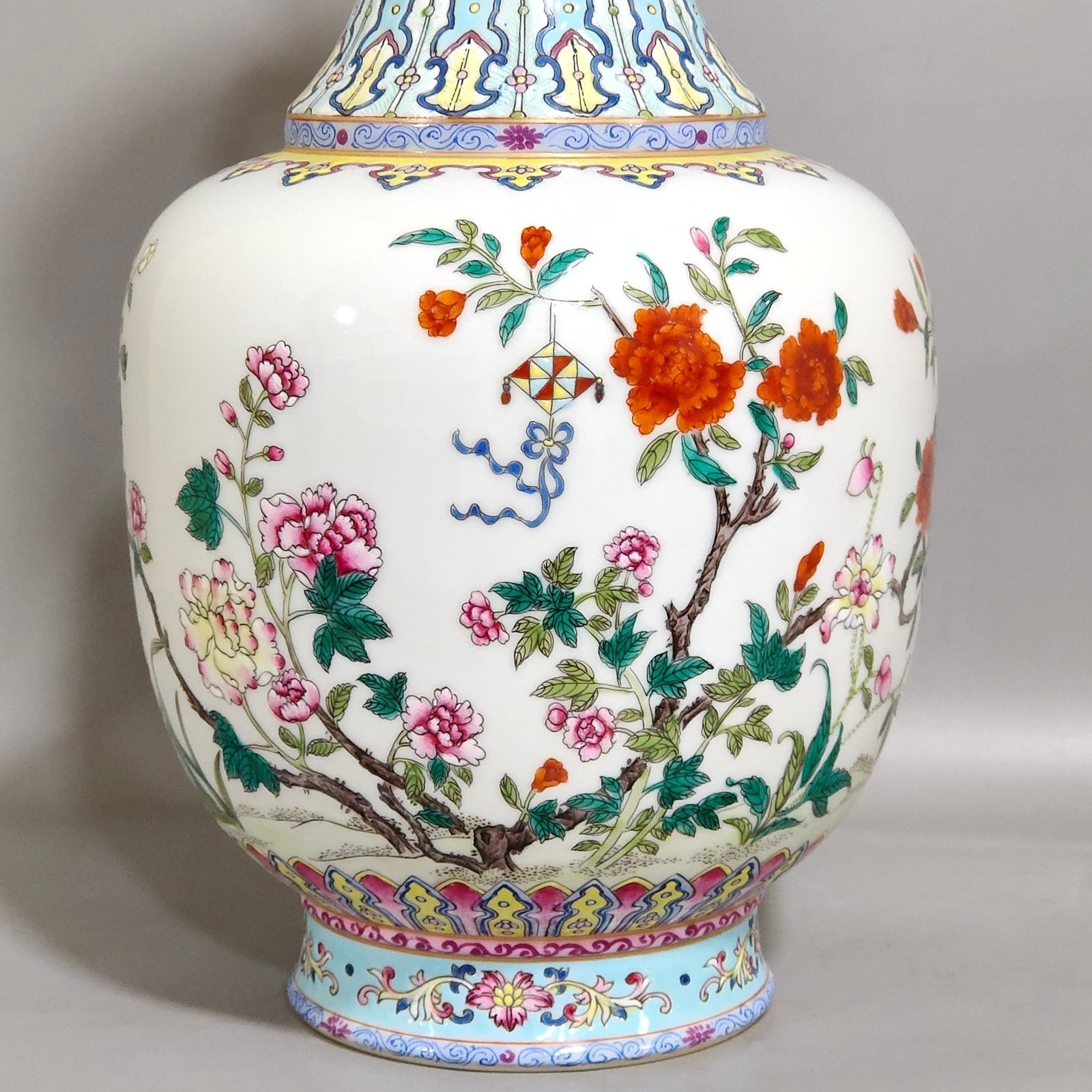 Qing Dynasty Qianlong A green flower amphora