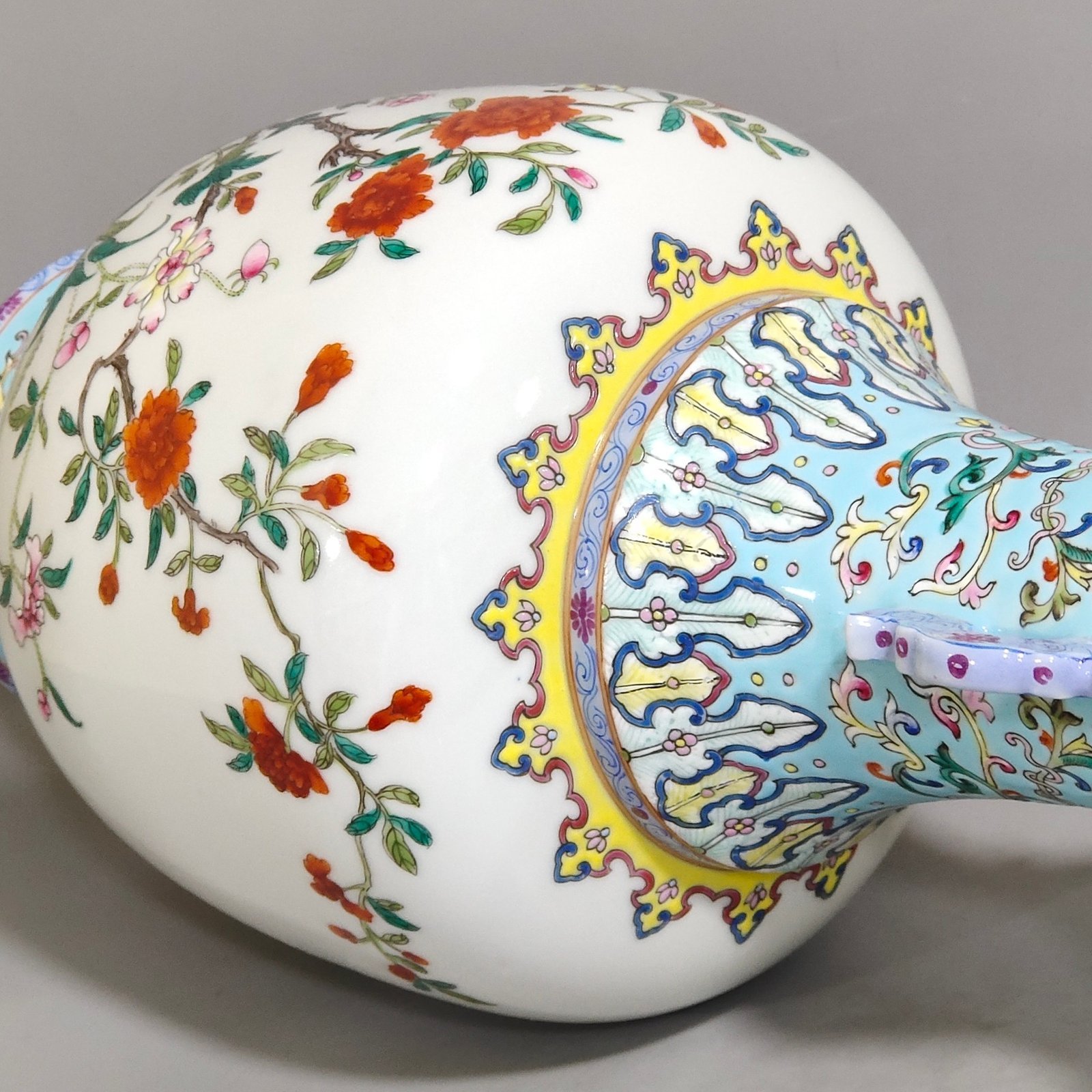 Qing Dynasty Qianlong A green flower amphora