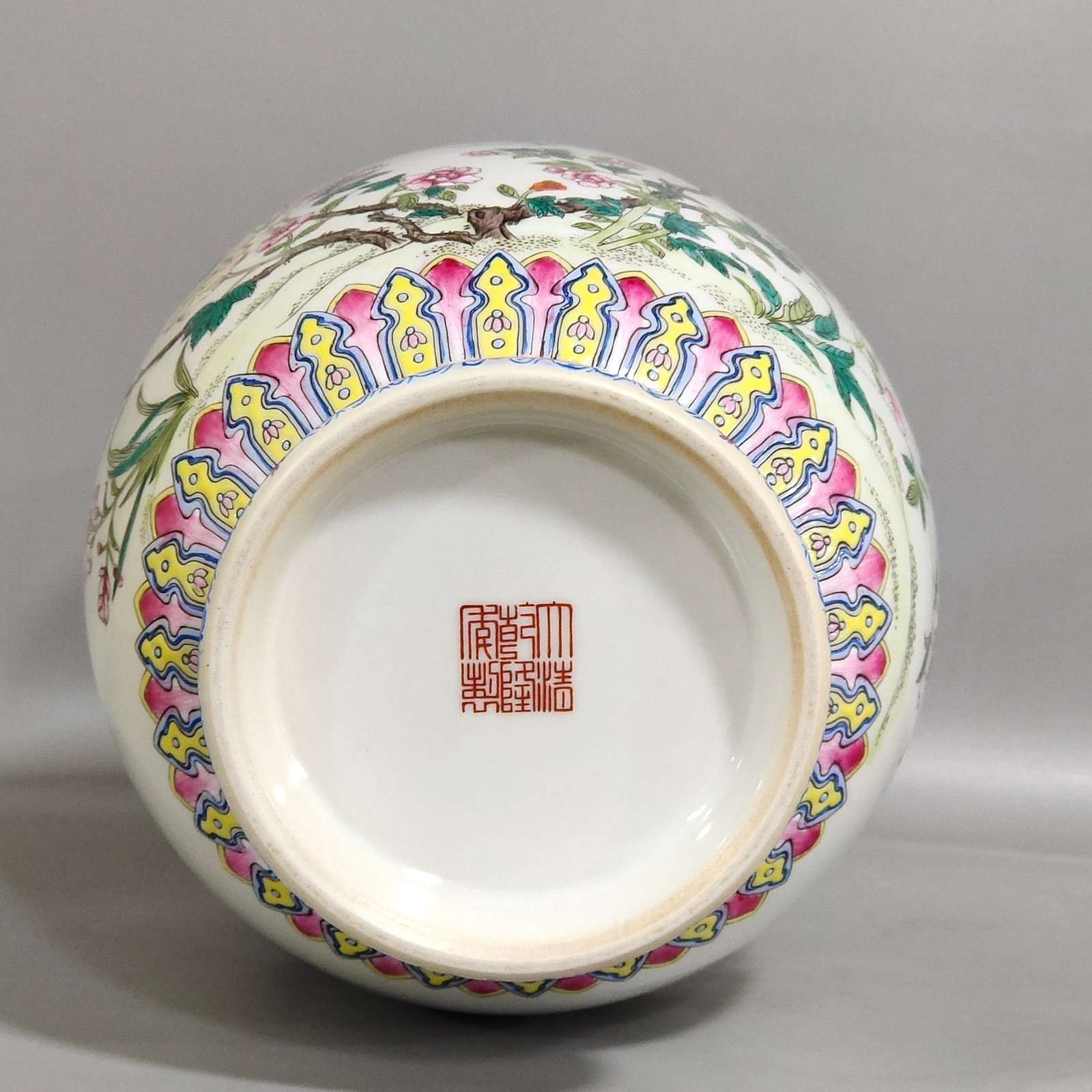 Qing Dynasty Qianlong A green flower amphora