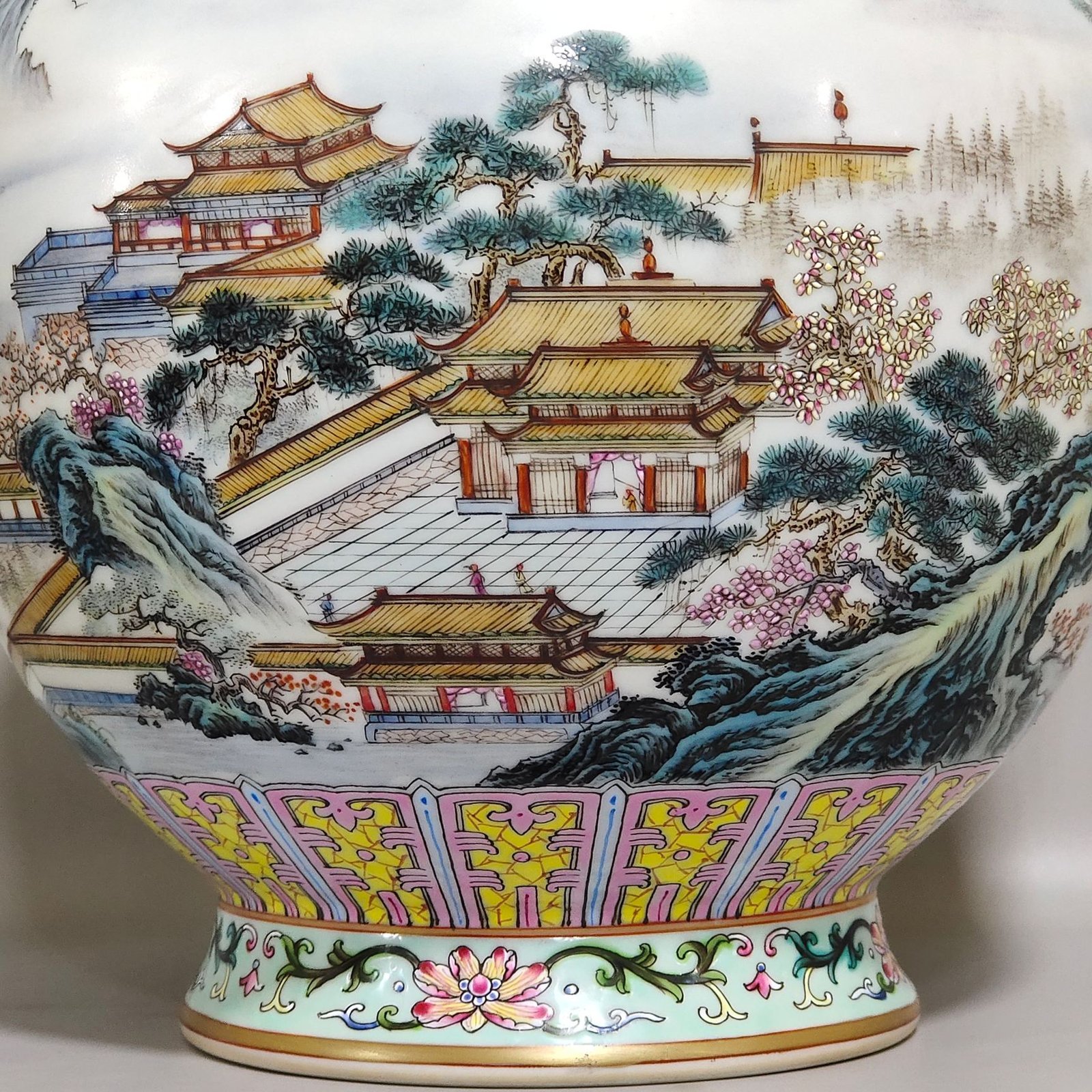 Qing Dynasty Qianlong green land landscape amphora