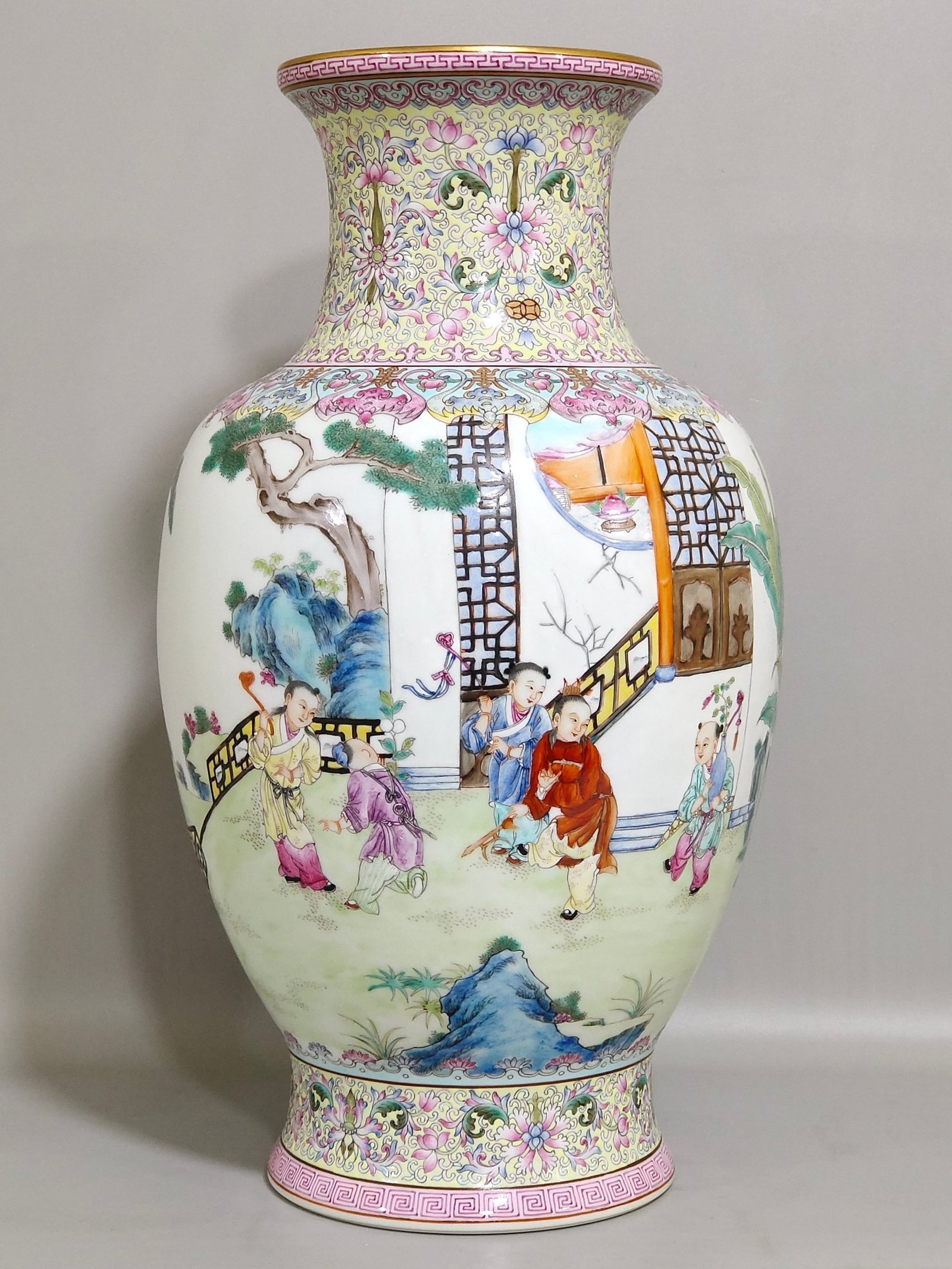 Qing Dynasty Qianlong green space vase with pictures of babies playing together