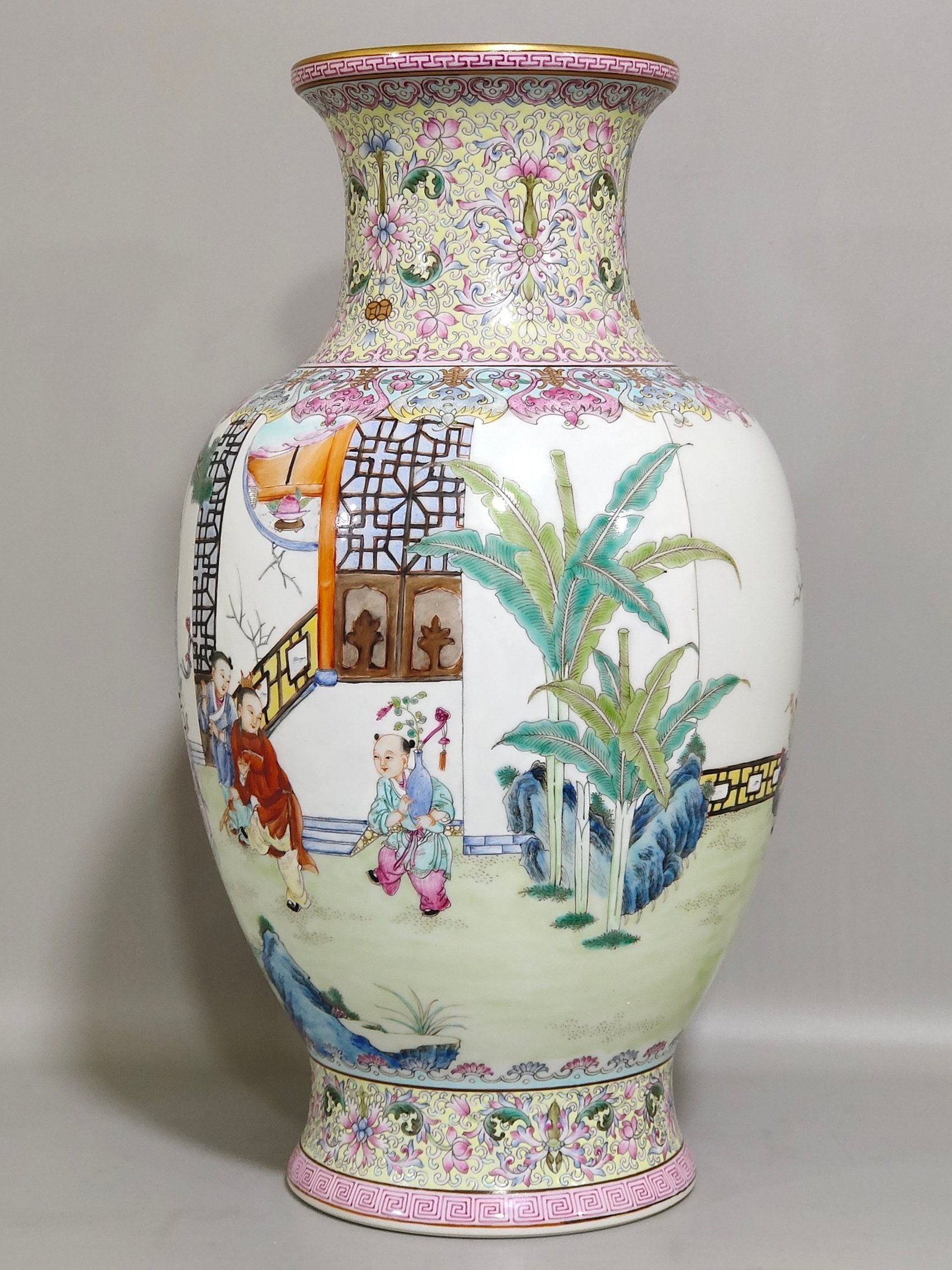 Qing Dynasty Qianlong green space vase with pictures of babies playing together