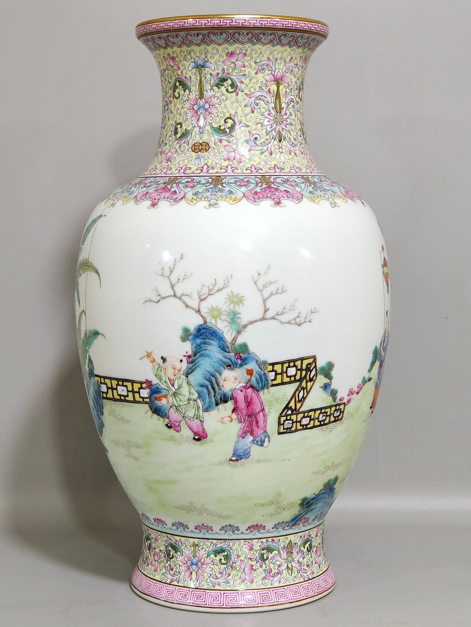 Qing Dynasty Qianlong green space vase with pictures of babies playing together