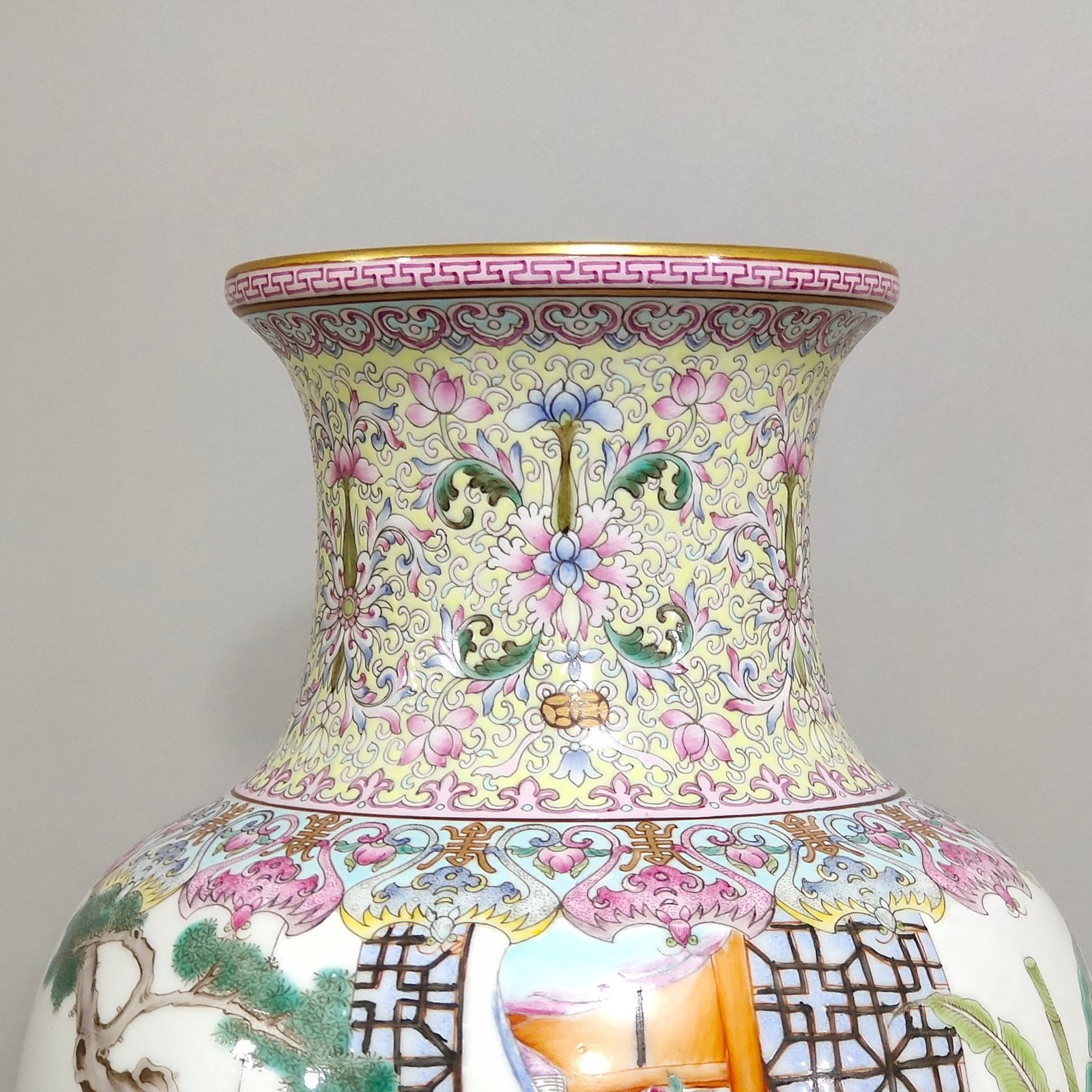 Qing Dynasty Qianlong green space vase with pictures of babies playing together