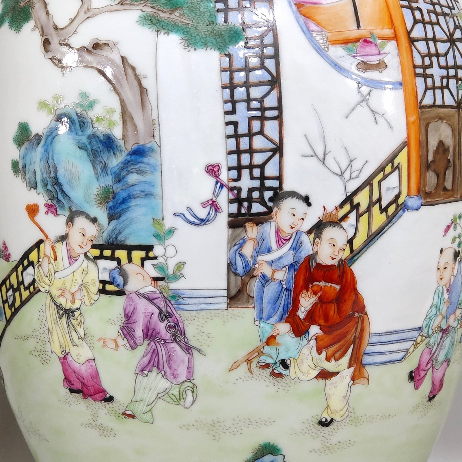 Qing Dynasty Qianlong green space vase with pictures of babies playing together
