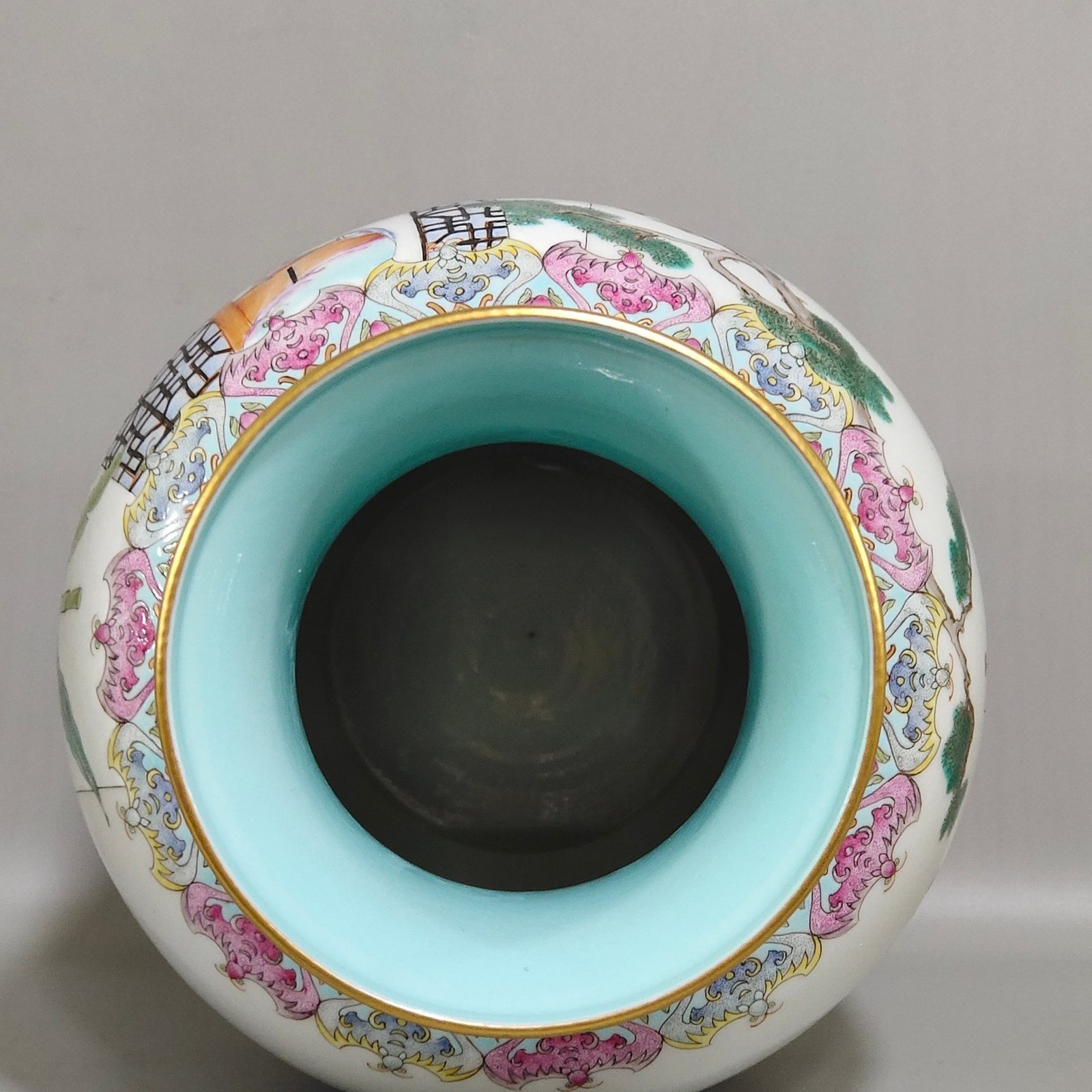 Qing Dynasty Qianlong green space vase with pictures of babies playing together