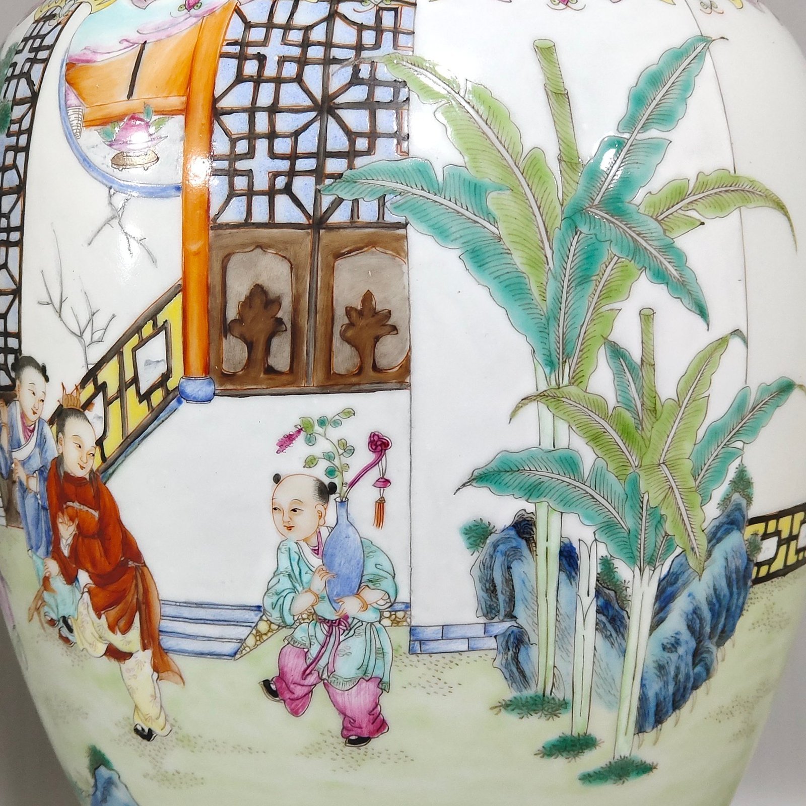 Qing Dynasty Qianlong green space vase with pictures of babies playing together