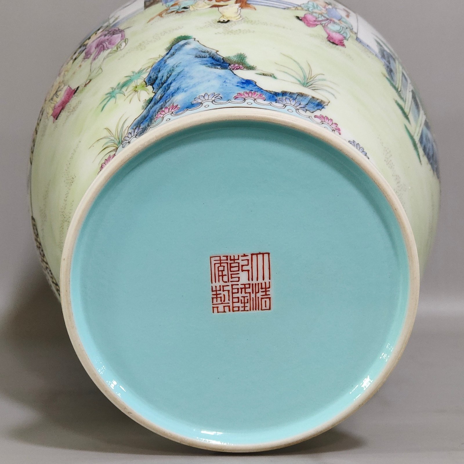 Qing Dynasty Qianlong green space vase with pictures of babies playing together