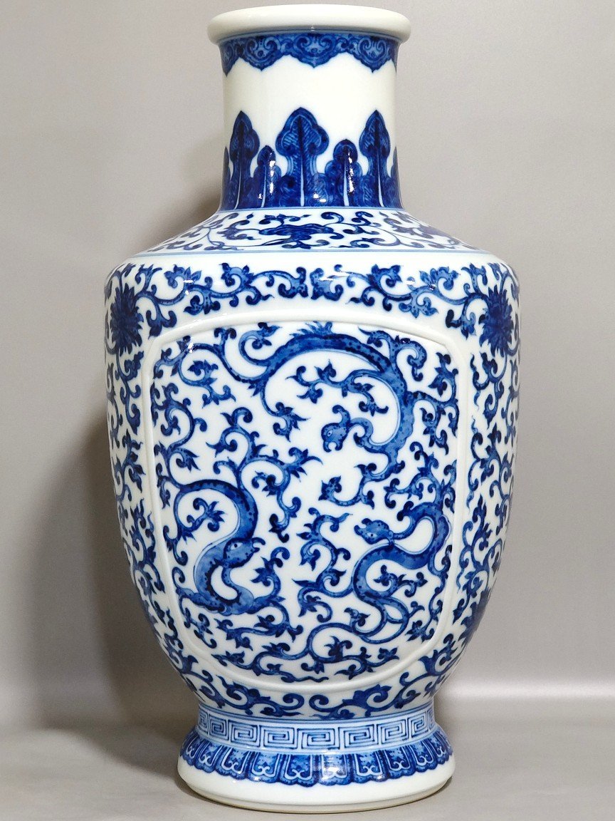 Qing Dynasty Qianlong A red dragon vase with wrapped branches