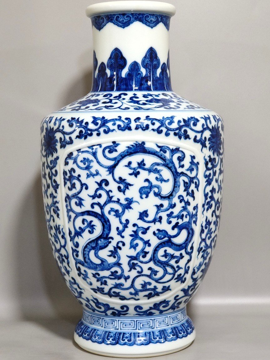 Qing Dynasty Qianlong A red dragon vase with wrapped branches
