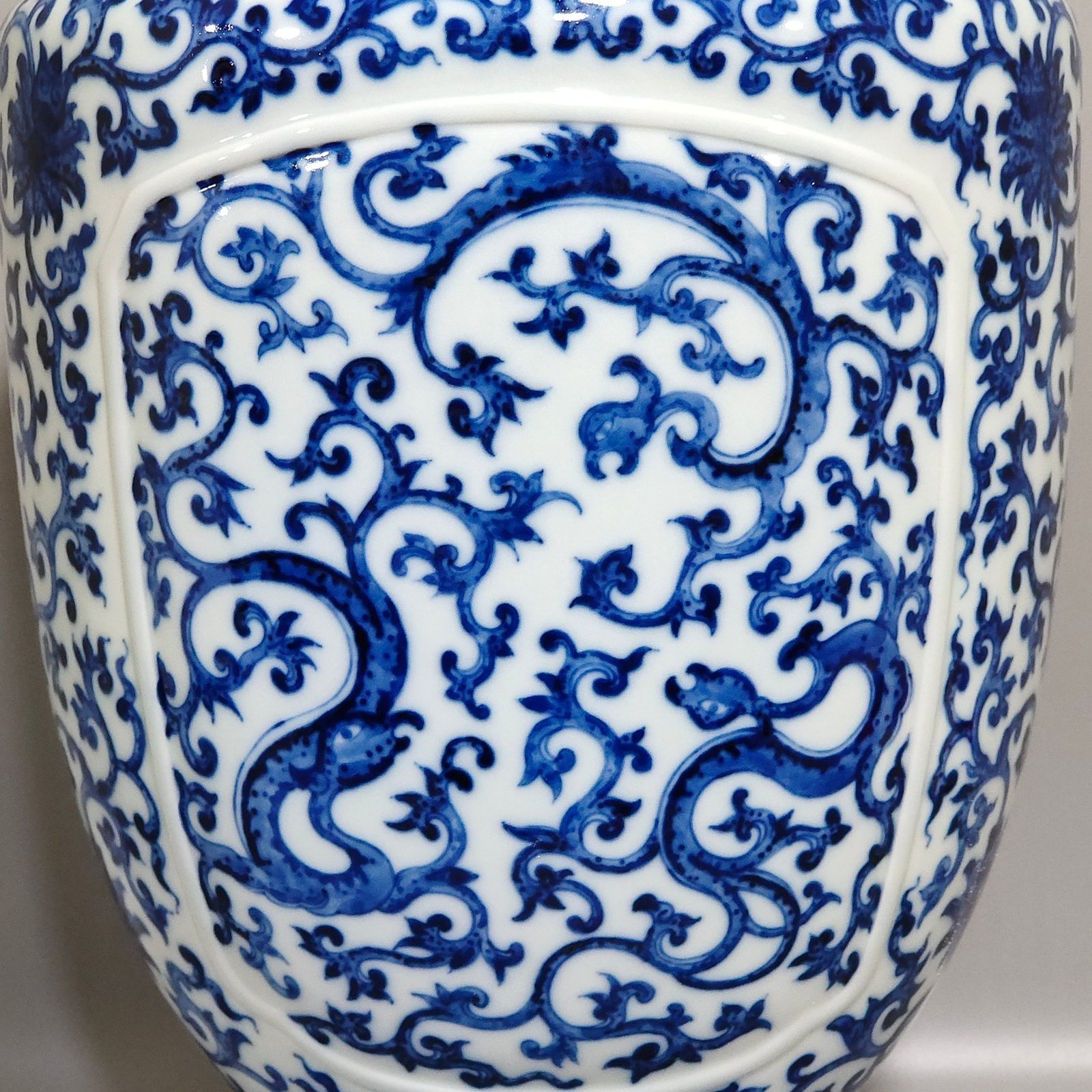 Qing Dynasty Qianlong A red dragon vase with wrapped branches