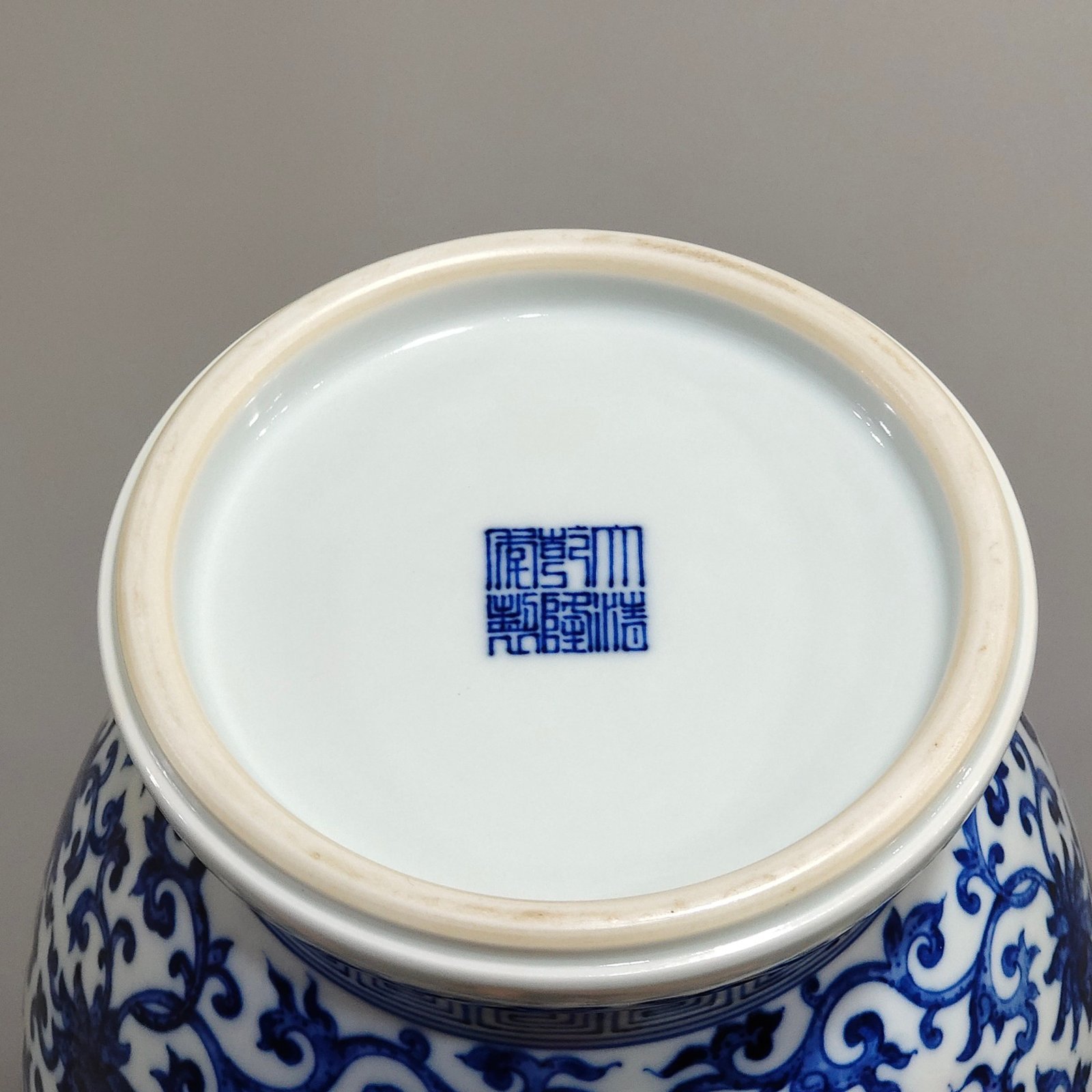 Qing Dynasty Qianlong A red dragon vase with wrapped branches