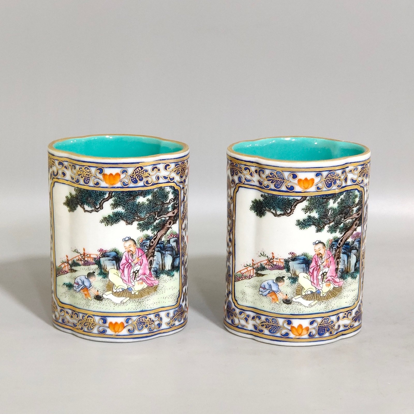 Qing Dynasty Qianlong a gold painted window wrapped figure and story pen holder