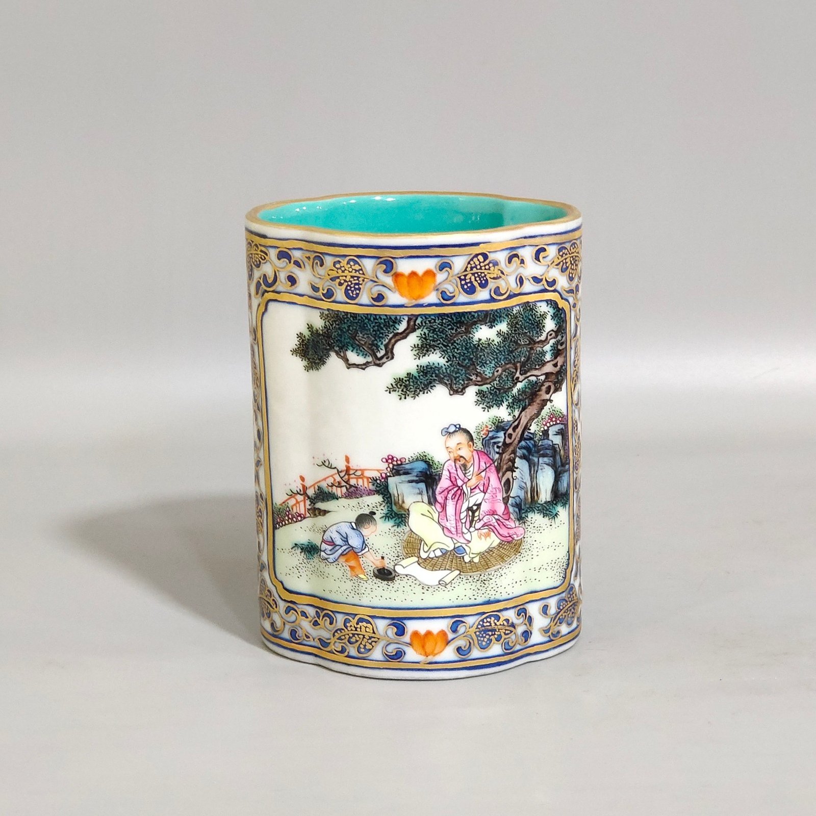 Qing Dynasty Qianlong a gold painted window wrapped figure and story pen holder