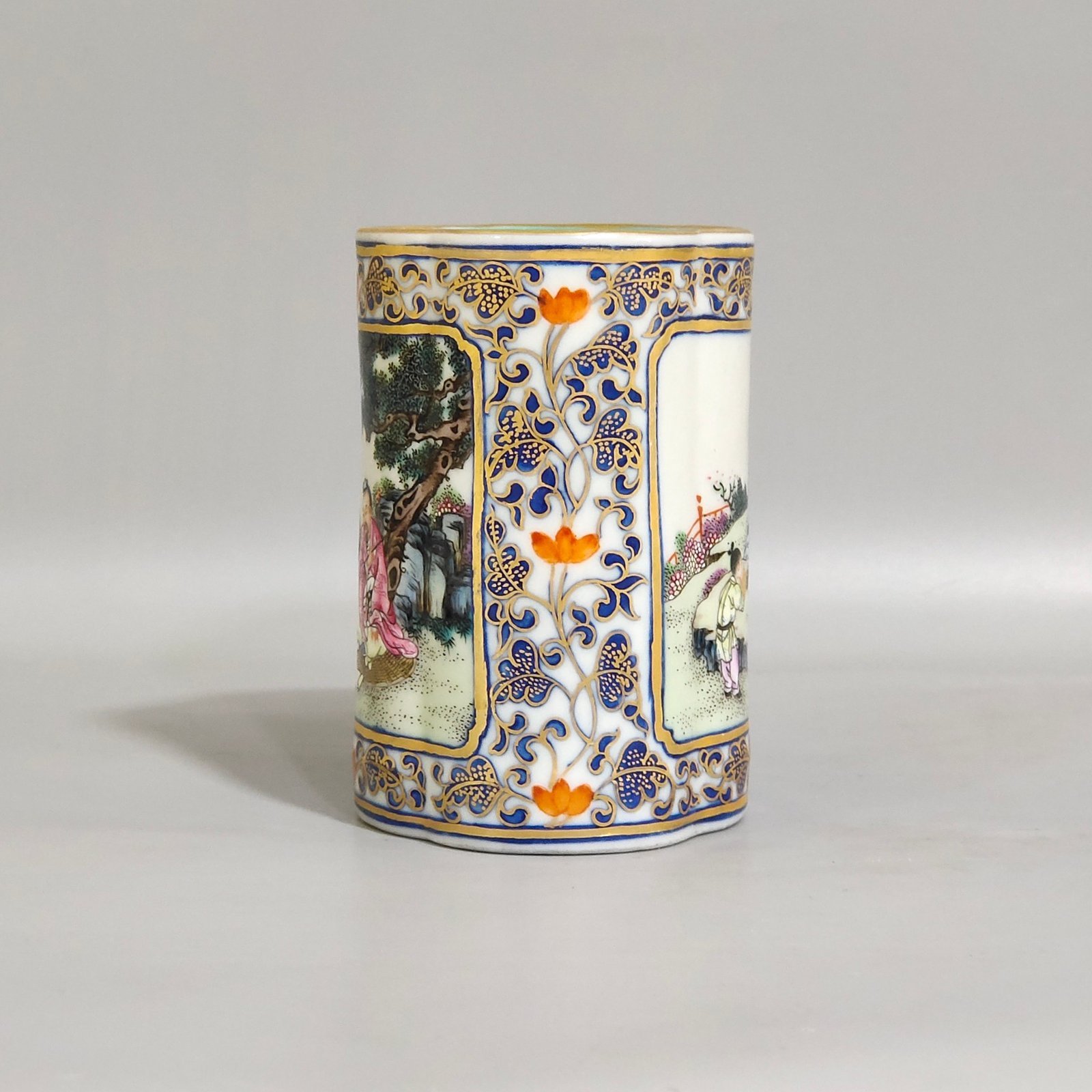 Qing Dynasty Qianlong a gold painted window wrapped figure and story pen holder
