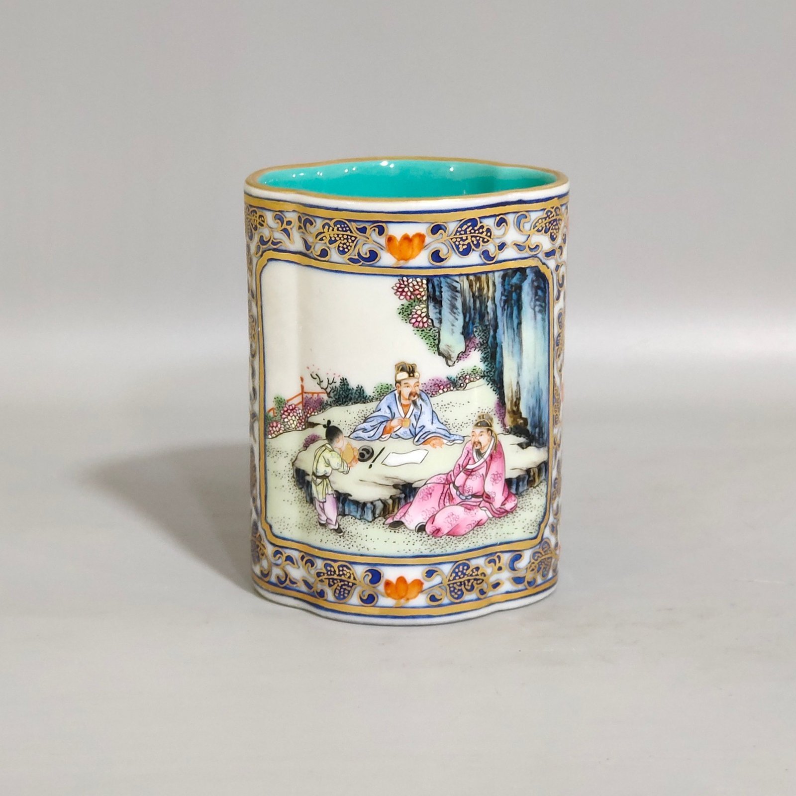 Qing Dynasty Qianlong a gold painted window wrapped figure and story pen holder