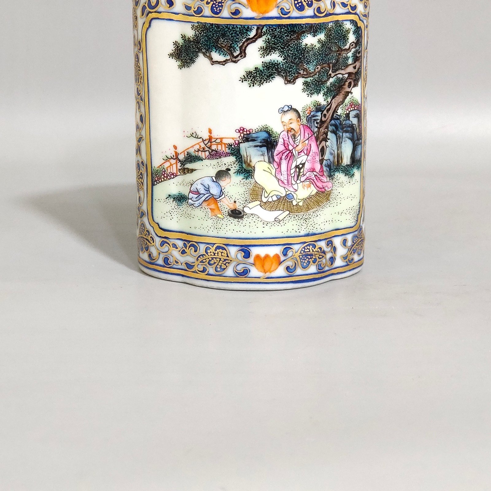Qing Dynasty Qianlong a gold painted window wrapped figure and story pen holder
