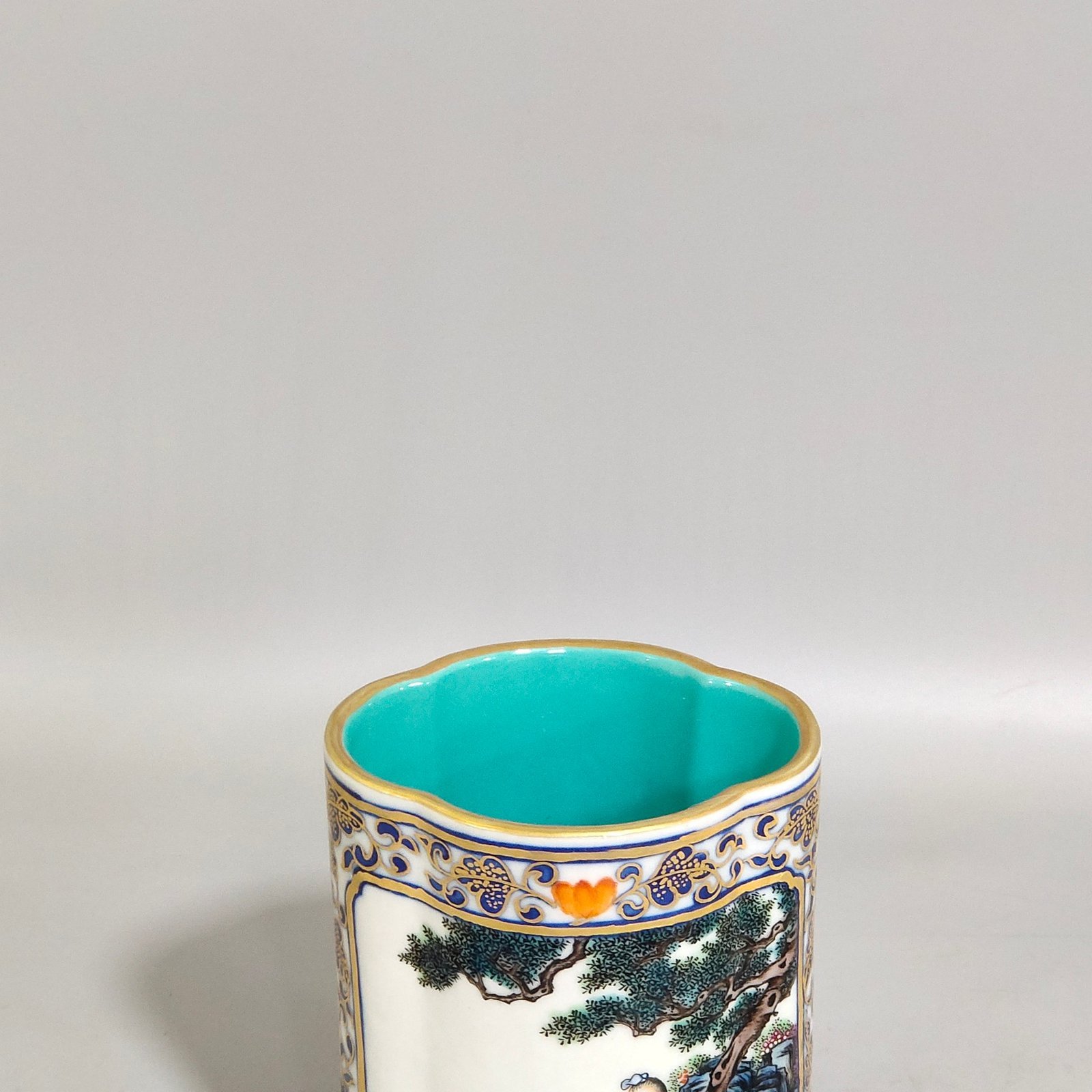 Qing Dynasty Qianlong a gold painted window wrapped figure and story pen holder
