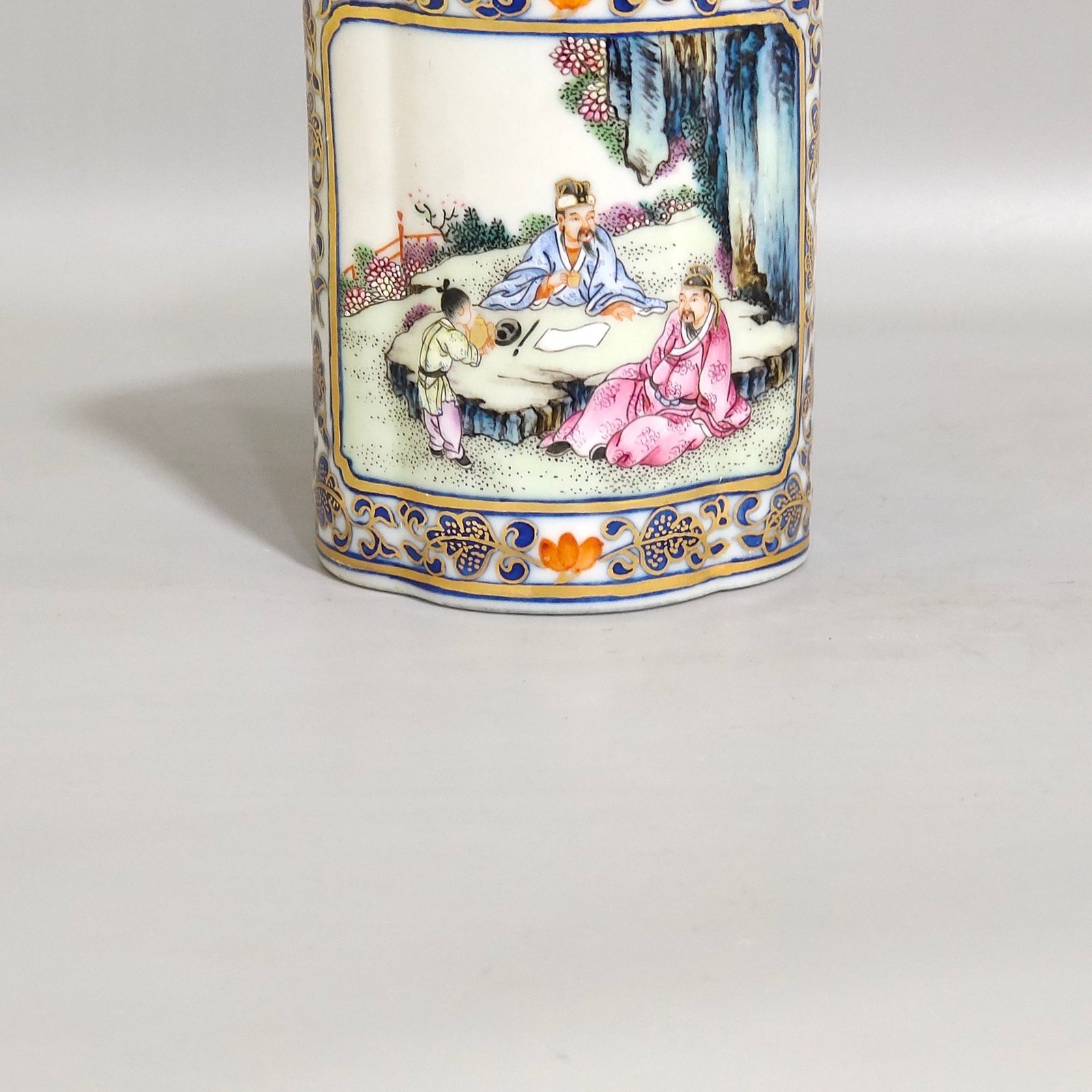 Qing Dynasty Qianlong a gold painted window wrapped figure and story pen holder