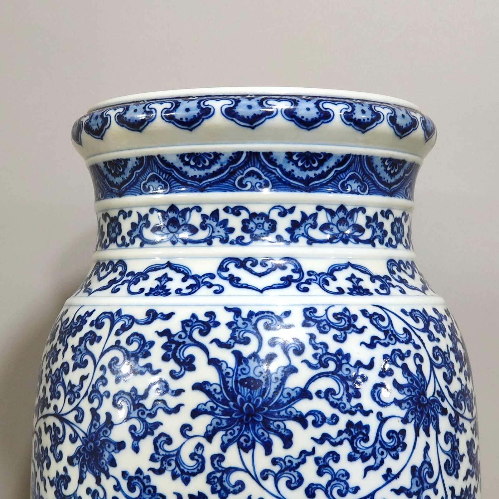 Qing Dynasty Qianlong a vase with two branches and a barrel