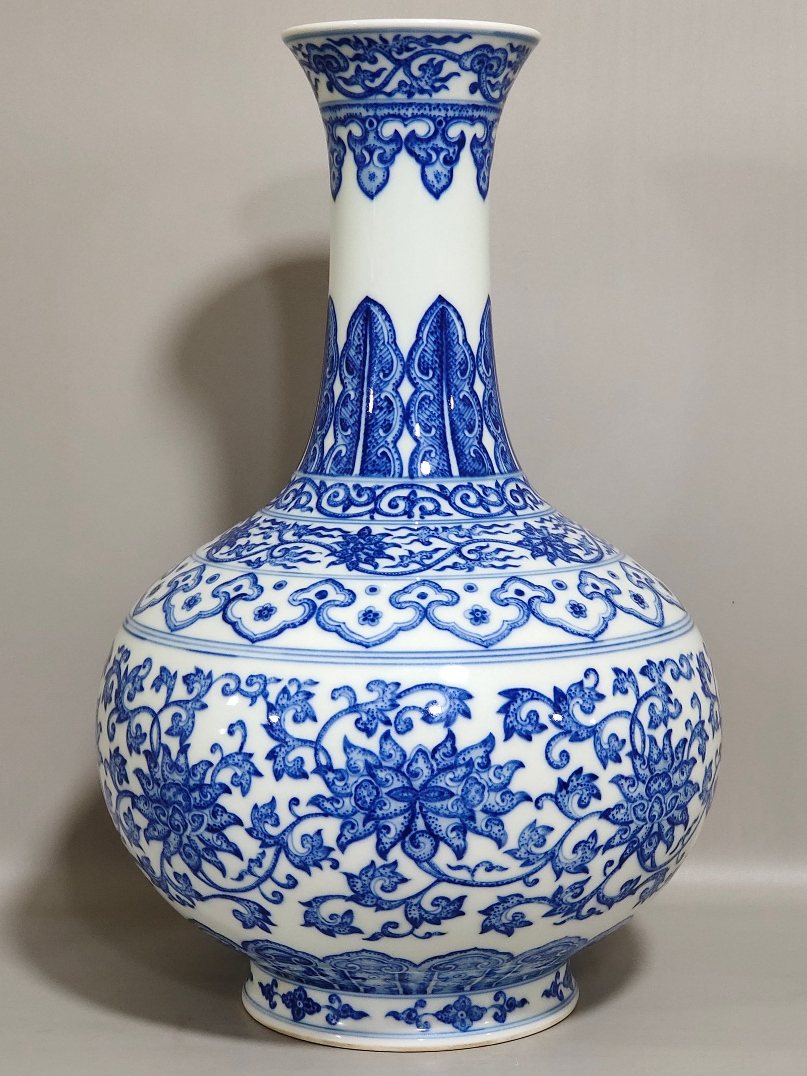 Qing Dynasty Qianlong vase with branches and branches
