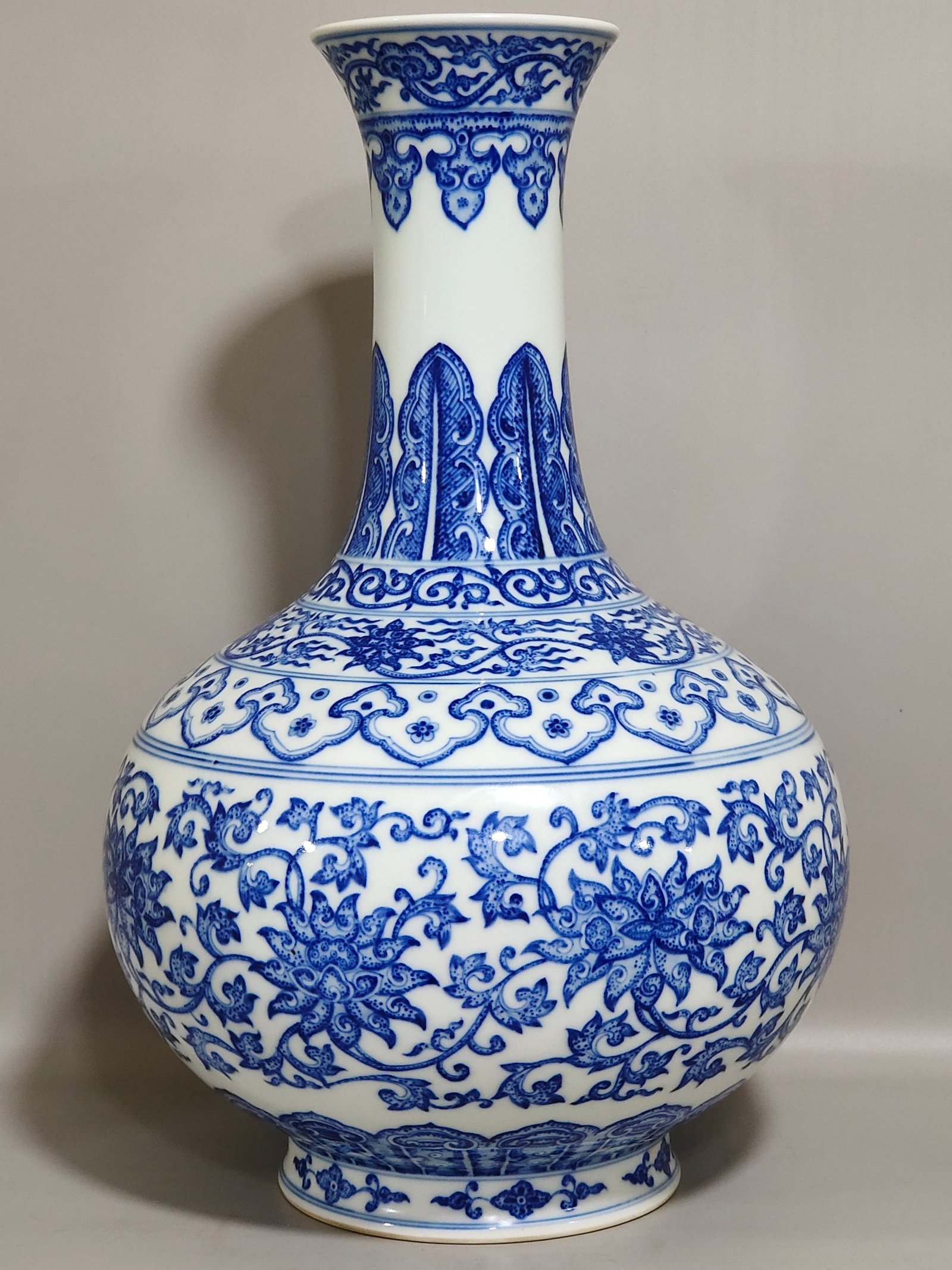 Qing Dynasty Qianlong vase with branches and branches