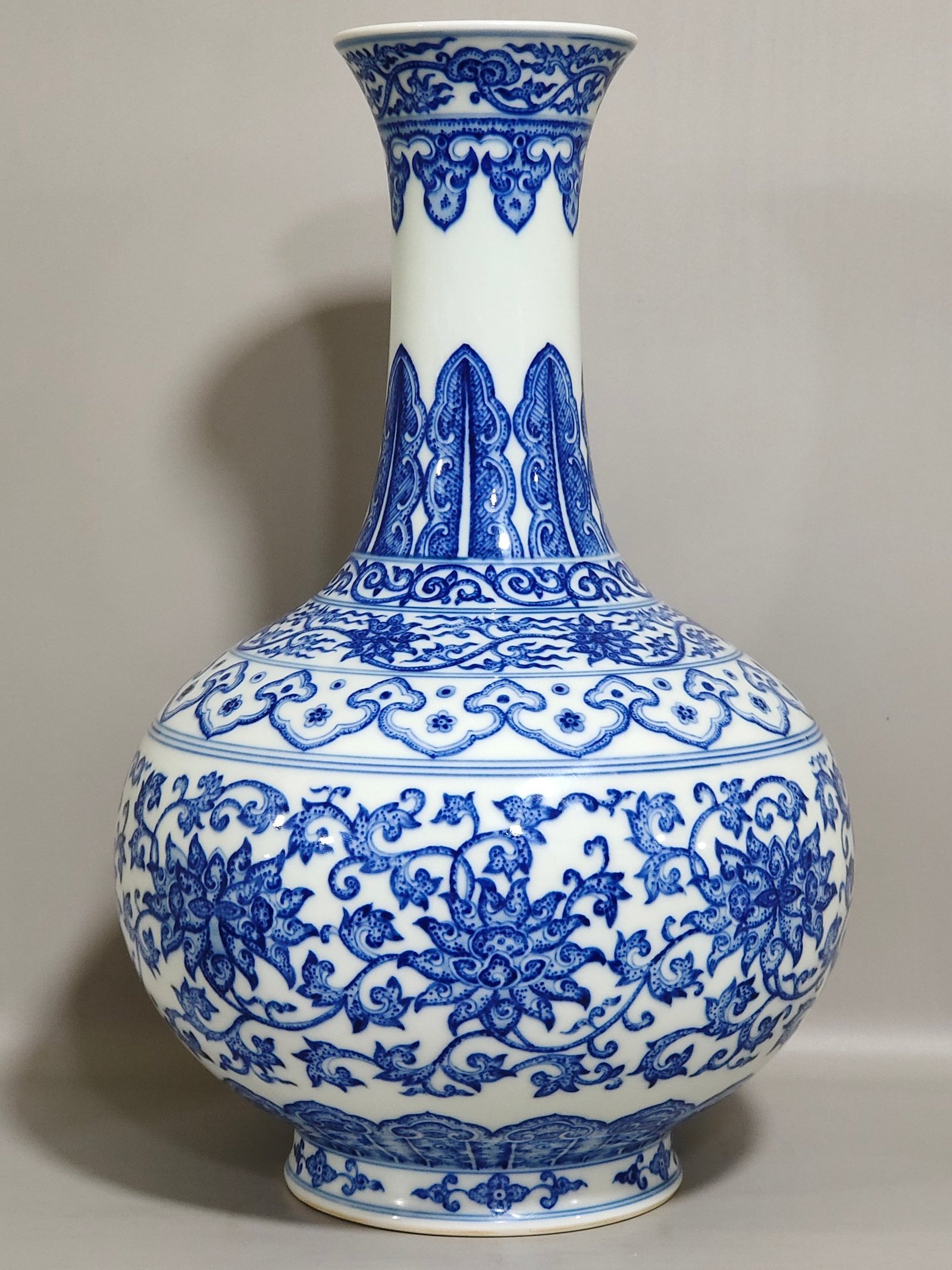 Qing Dynasty Qianlong vase with branches and branches
