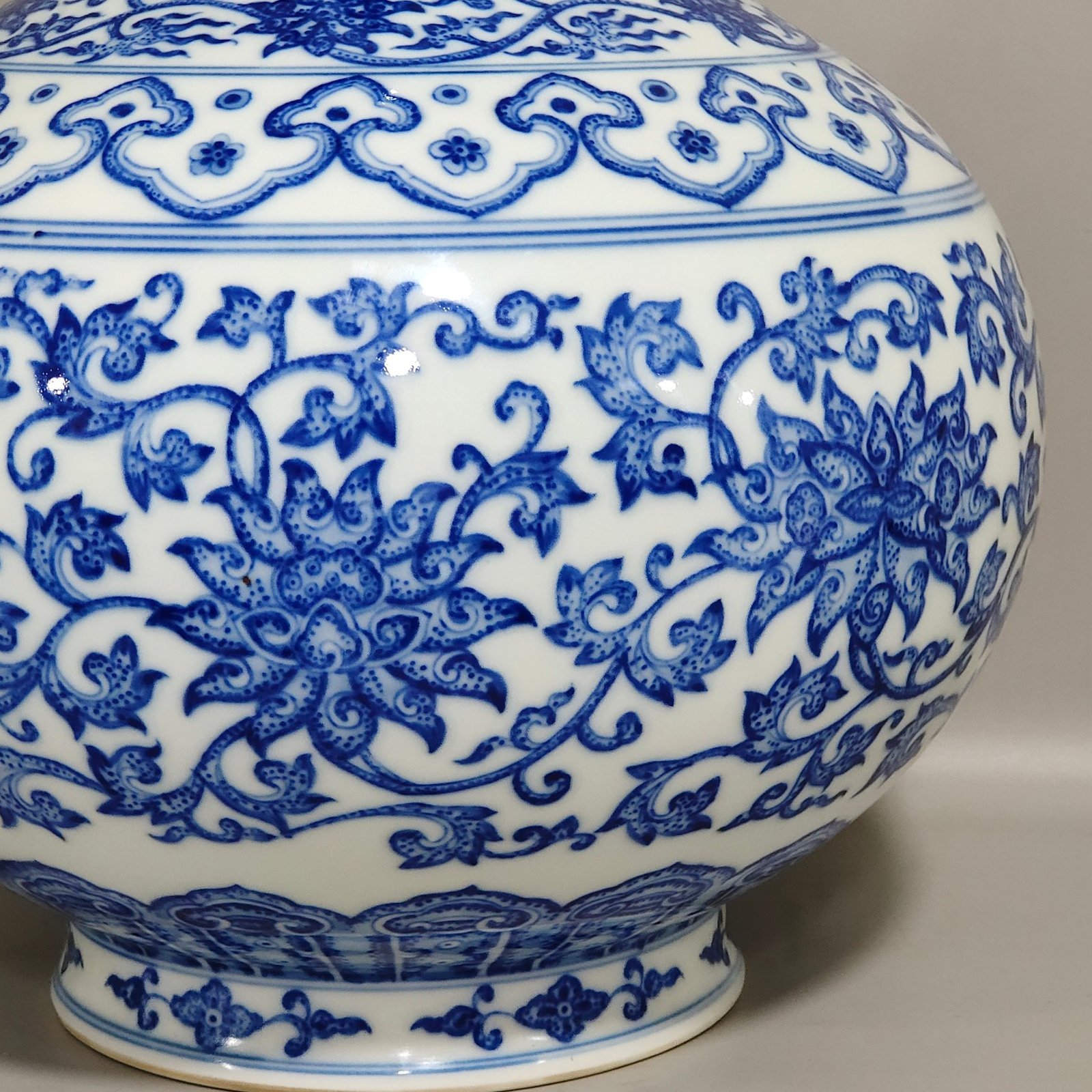Qing Dynasty Qianlong vase with branches and branches