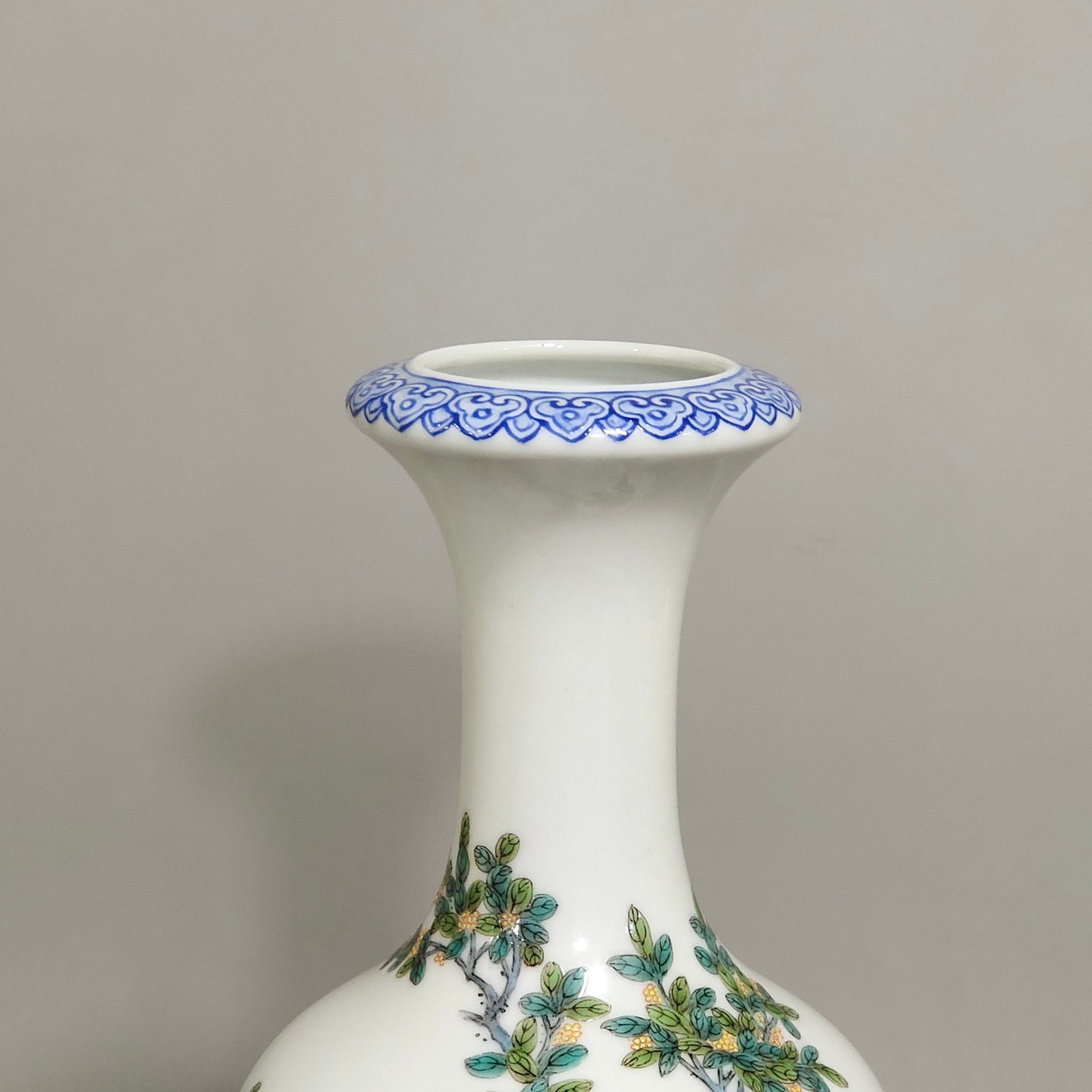 Qing Dynasty Qianlong green edged vase with a belt and a poem inscribed by a lady