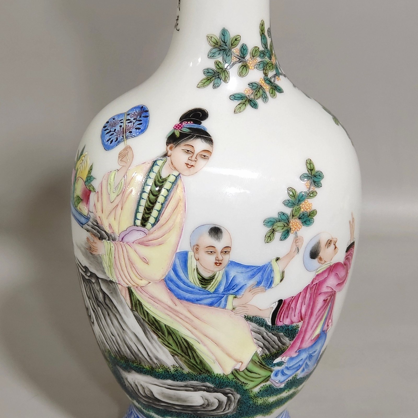 Qing Dynasty Qianlong green edged vase with a belt and a poem inscribed by a lady