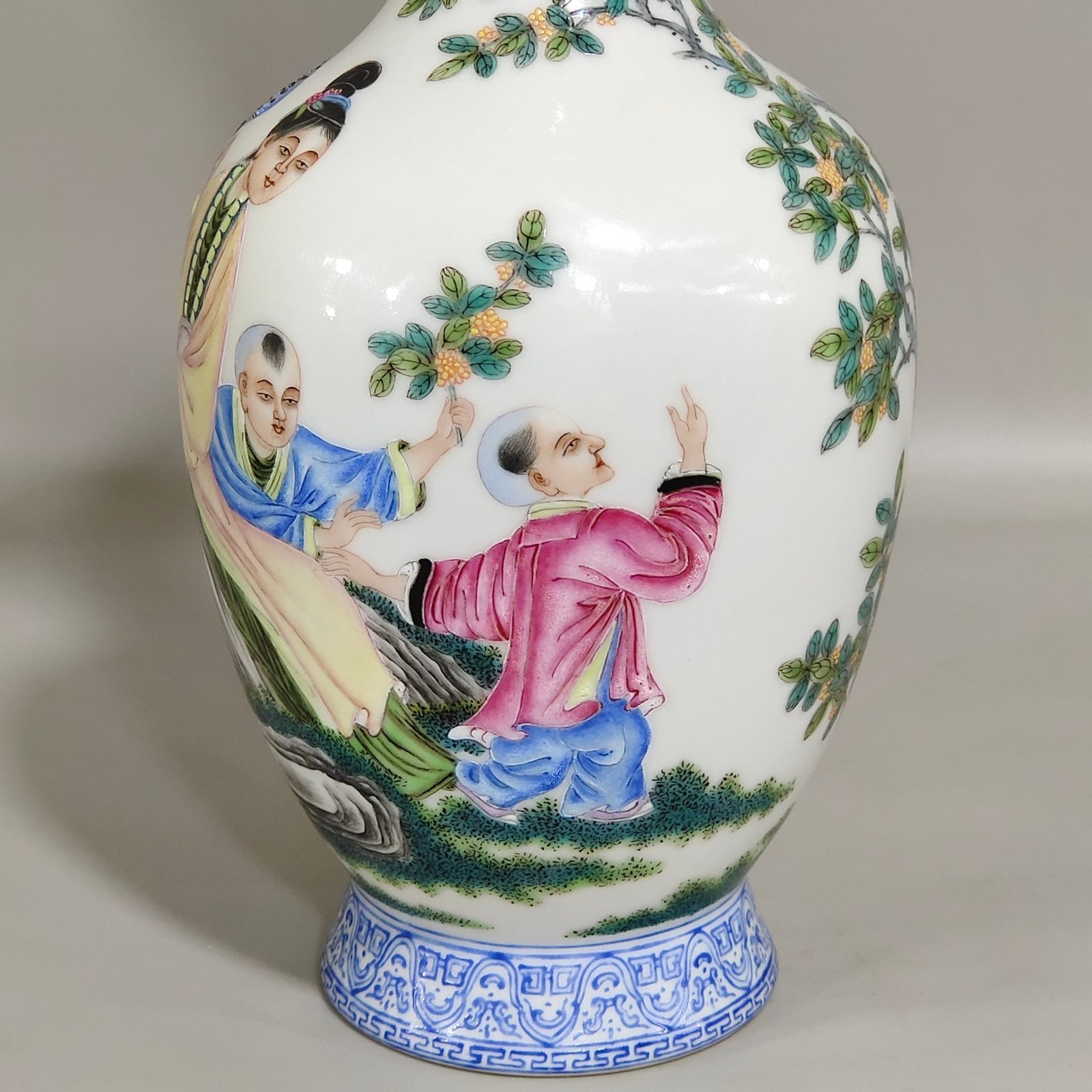 Qing Dynasty Qianlong green edged vase with a belt and a poem inscribed by a lady