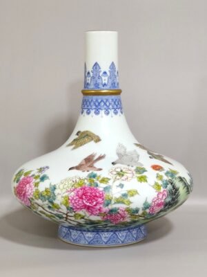Qing Dynasty Qianlong green edge peace pigeon poem flat belly vase