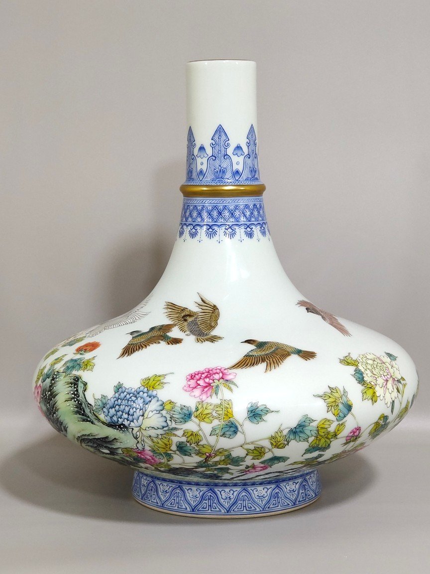Qing Dynasty Qianlong green edge peace pigeon poem flat belly vase