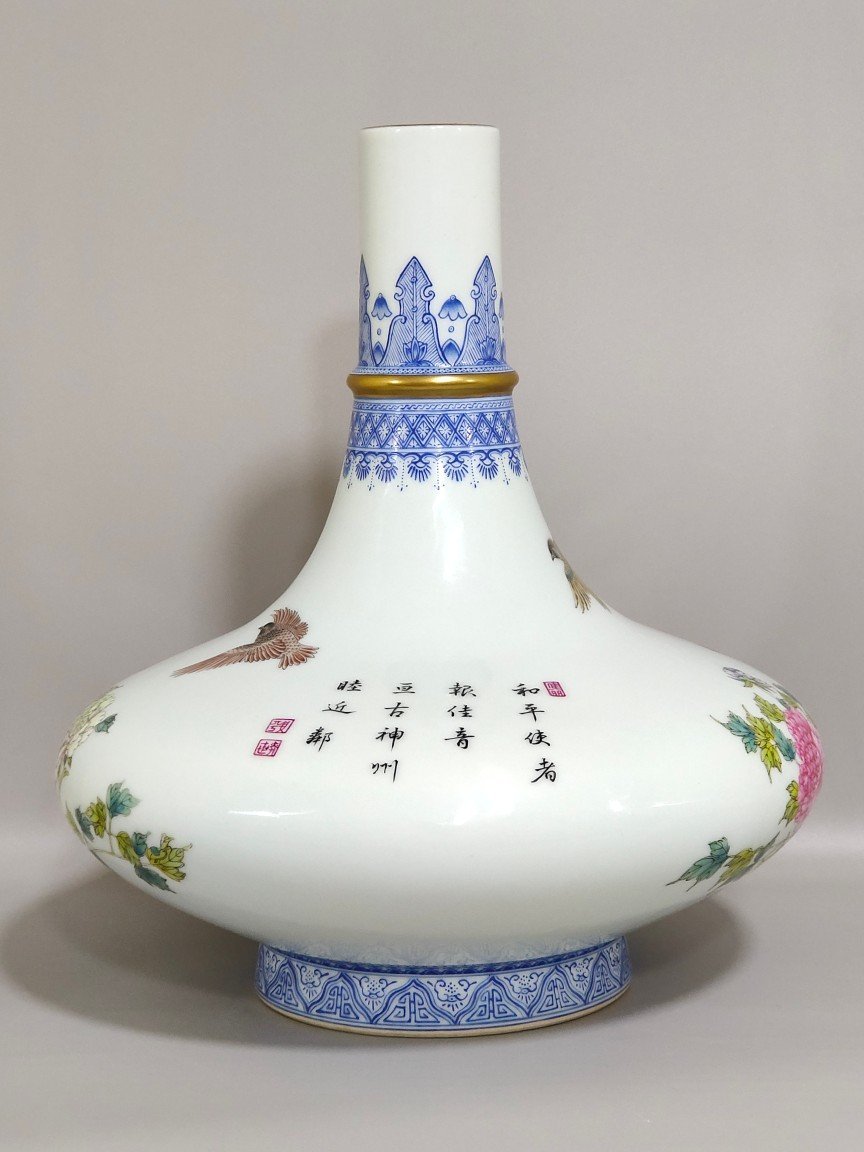 Qing Dynasty Qianlong green edge peace pigeon poem flat belly vase