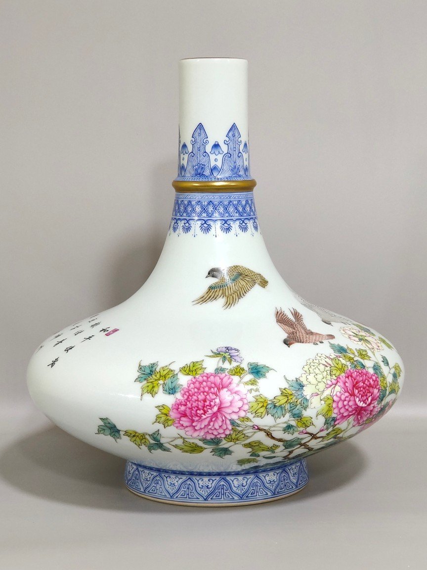 Qing Dynasty Qianlong green edge peace pigeon poem flat belly vase
