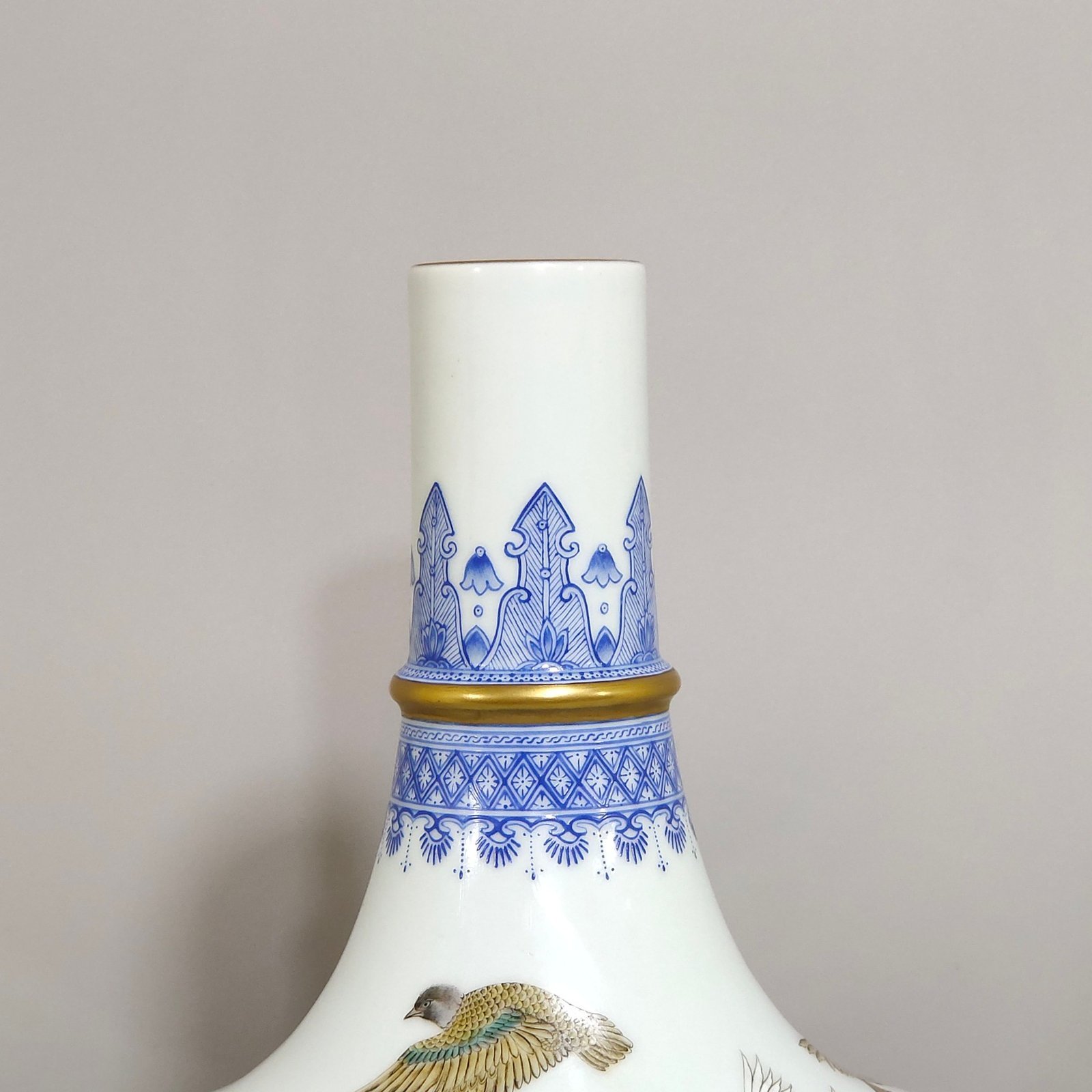 Qing Dynasty Qianlong green edge peace pigeon poem flat belly vase