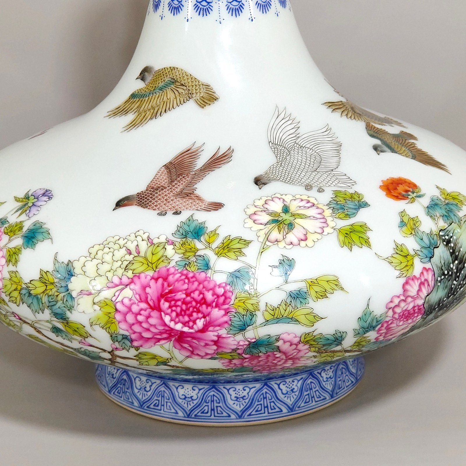Qing Dynasty Qianlong green edge peace pigeon poem flat belly vase