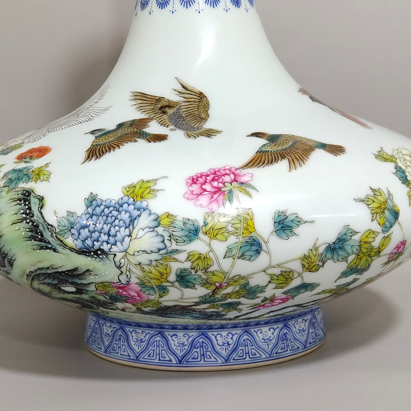 Qing Dynasty Qianlong green edge peace pigeon poem flat belly vase