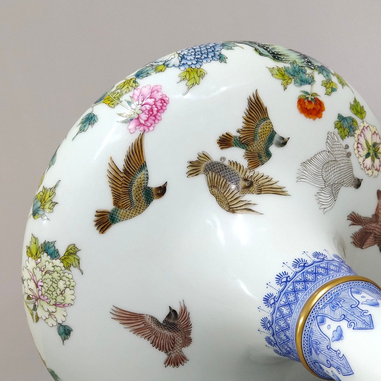 Qing Dynasty Qianlong green edge peace pigeon poem flat belly vase