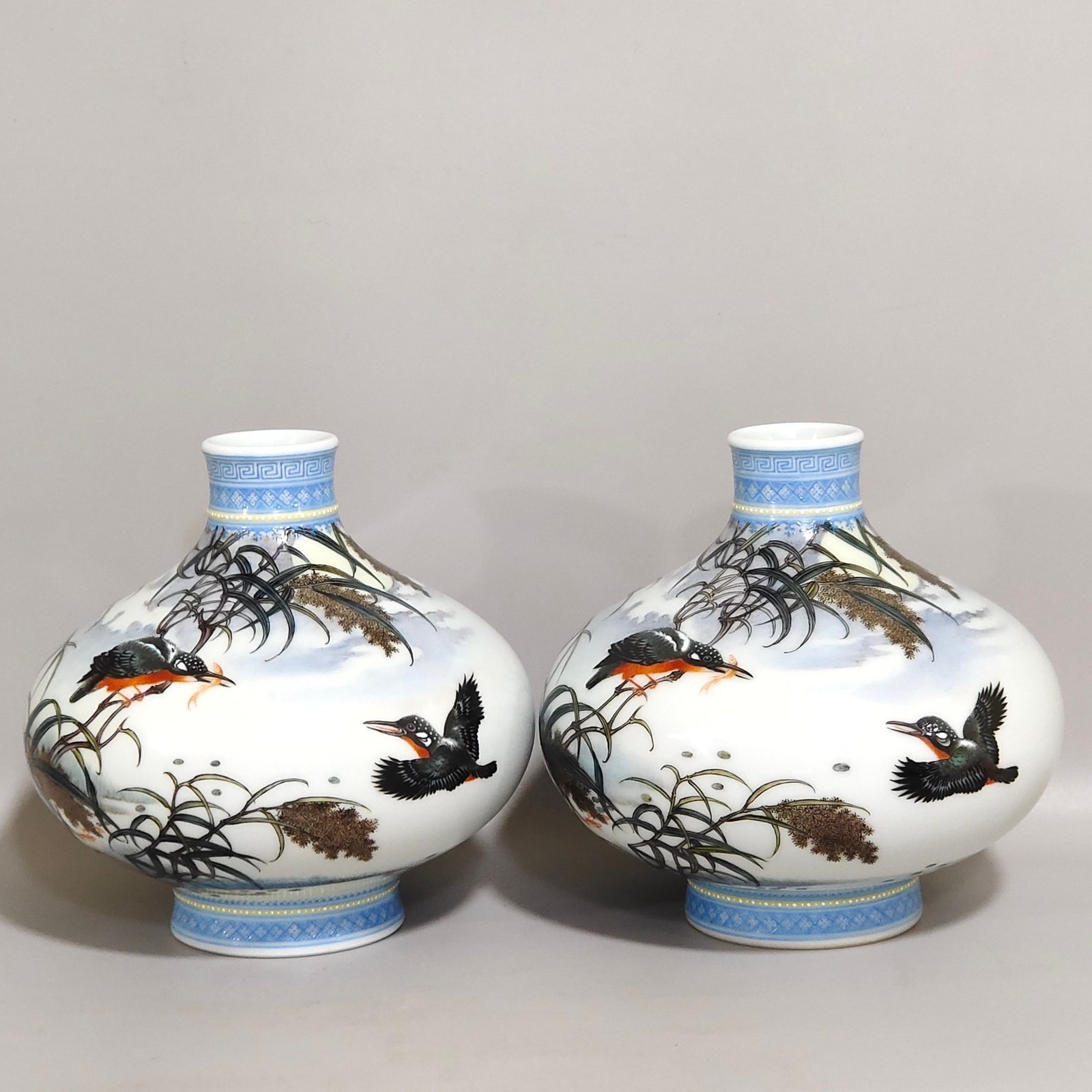 Qing Dynasty Qianlong green edged reed kingfisher vase